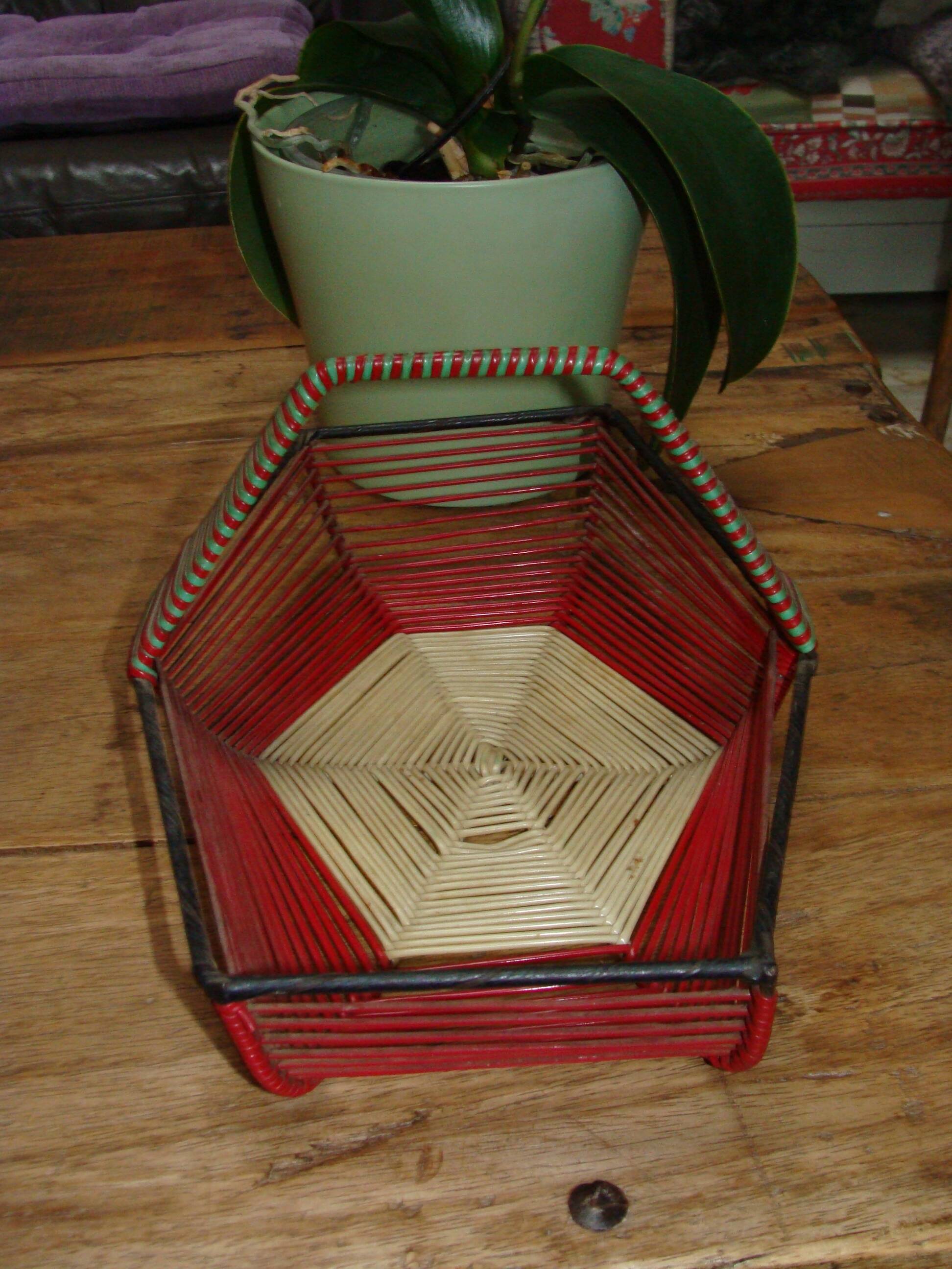 Vintage scoubidou table basket