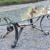 Table basse des années 70 en fer forgé plateau en verre bec de corbin