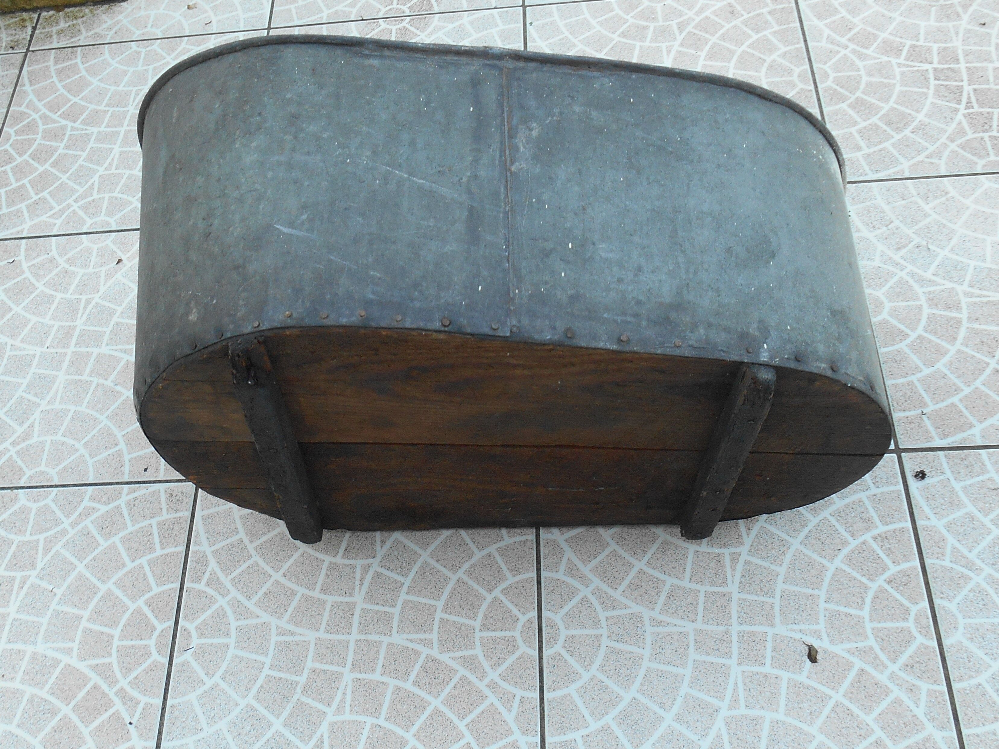 Baignoire en zinc socle en bois