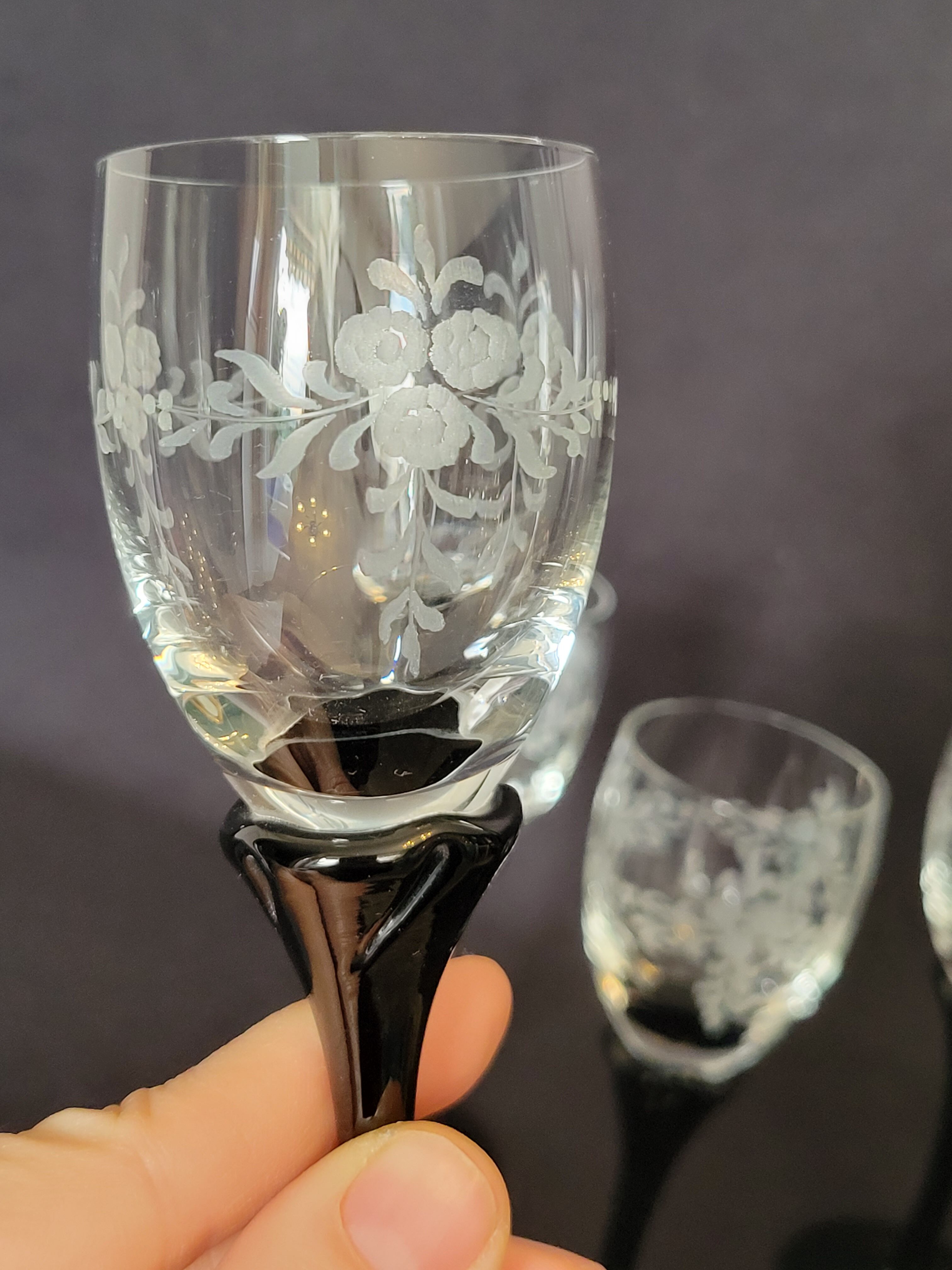 Set of 6 two-tone liqueur glasses with engraved glass foot