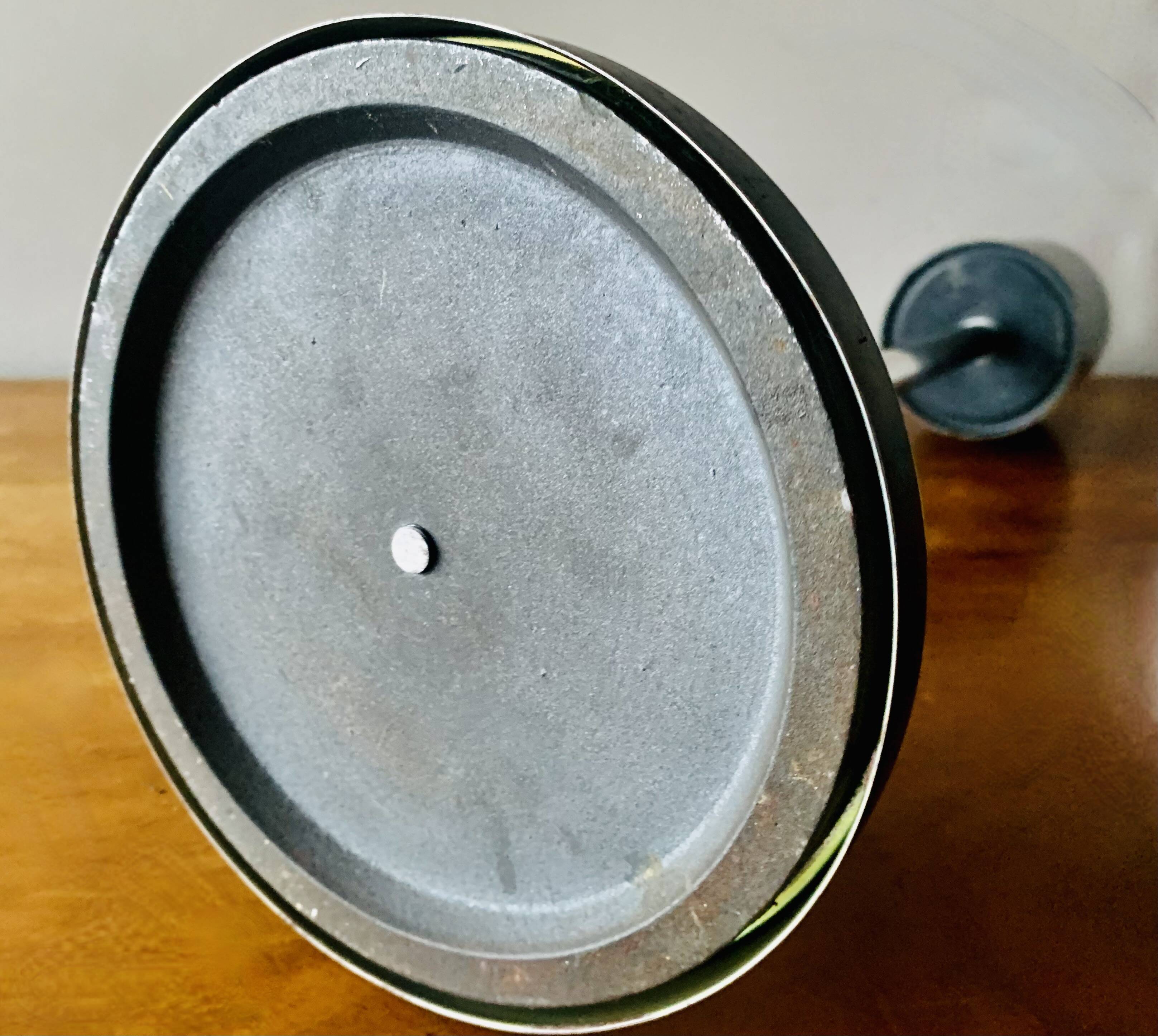 Vintage metal ashtray - push up