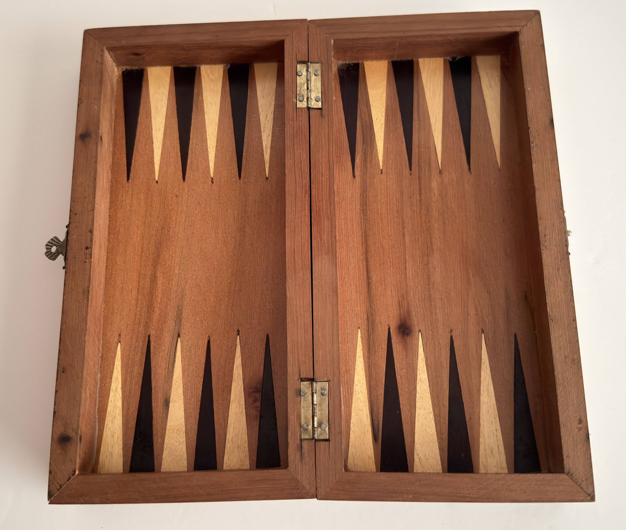 Ancien jeu d'échec en bois avec coffret bois pliant.
