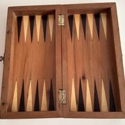 Ancien jeu d'échec en bois avec coffret bois pliant.