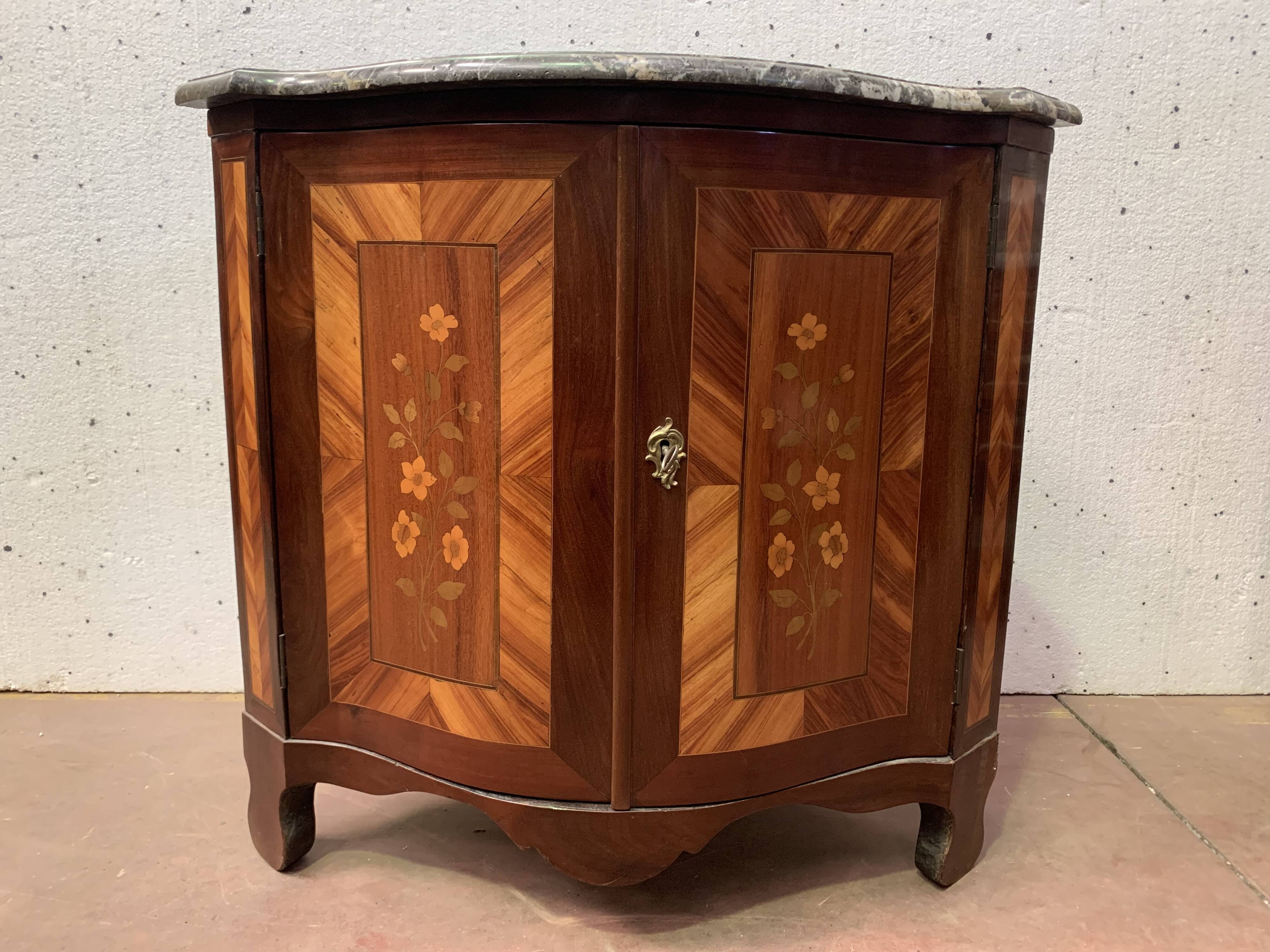Notch has two curved doors mahogany and rosewood xviii century