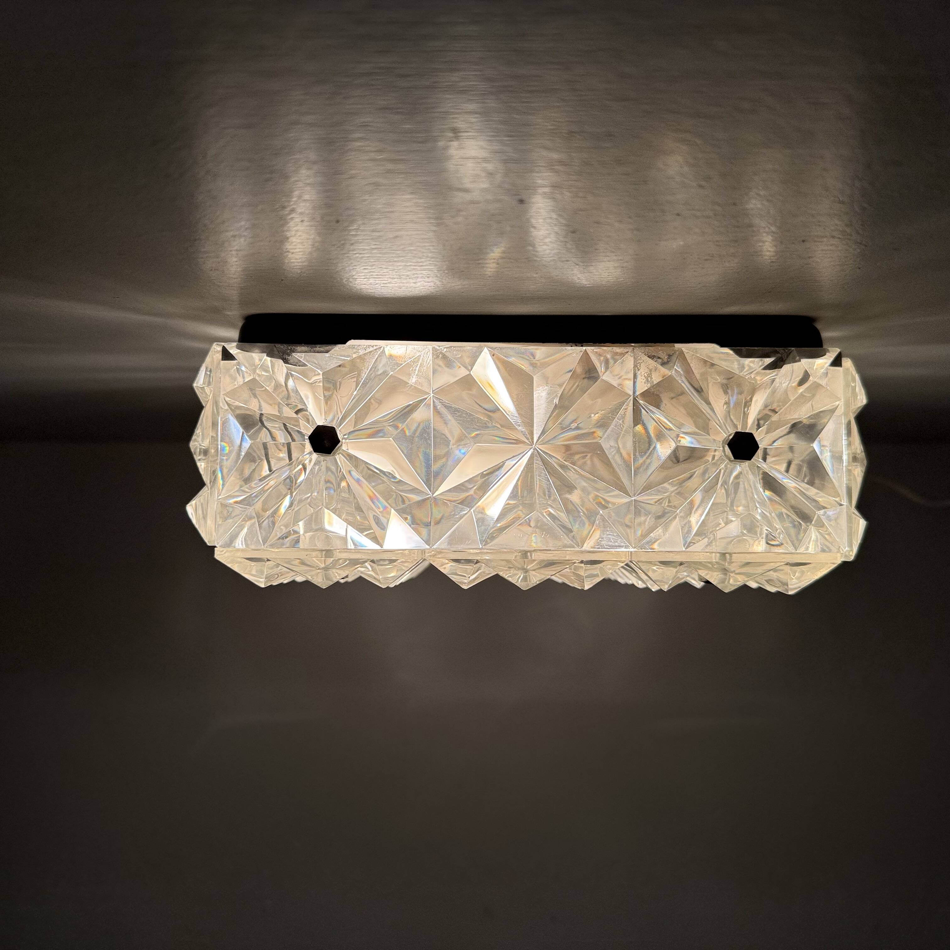Lampe de plafond en lucite des années 1970, style milieu de siècle.
