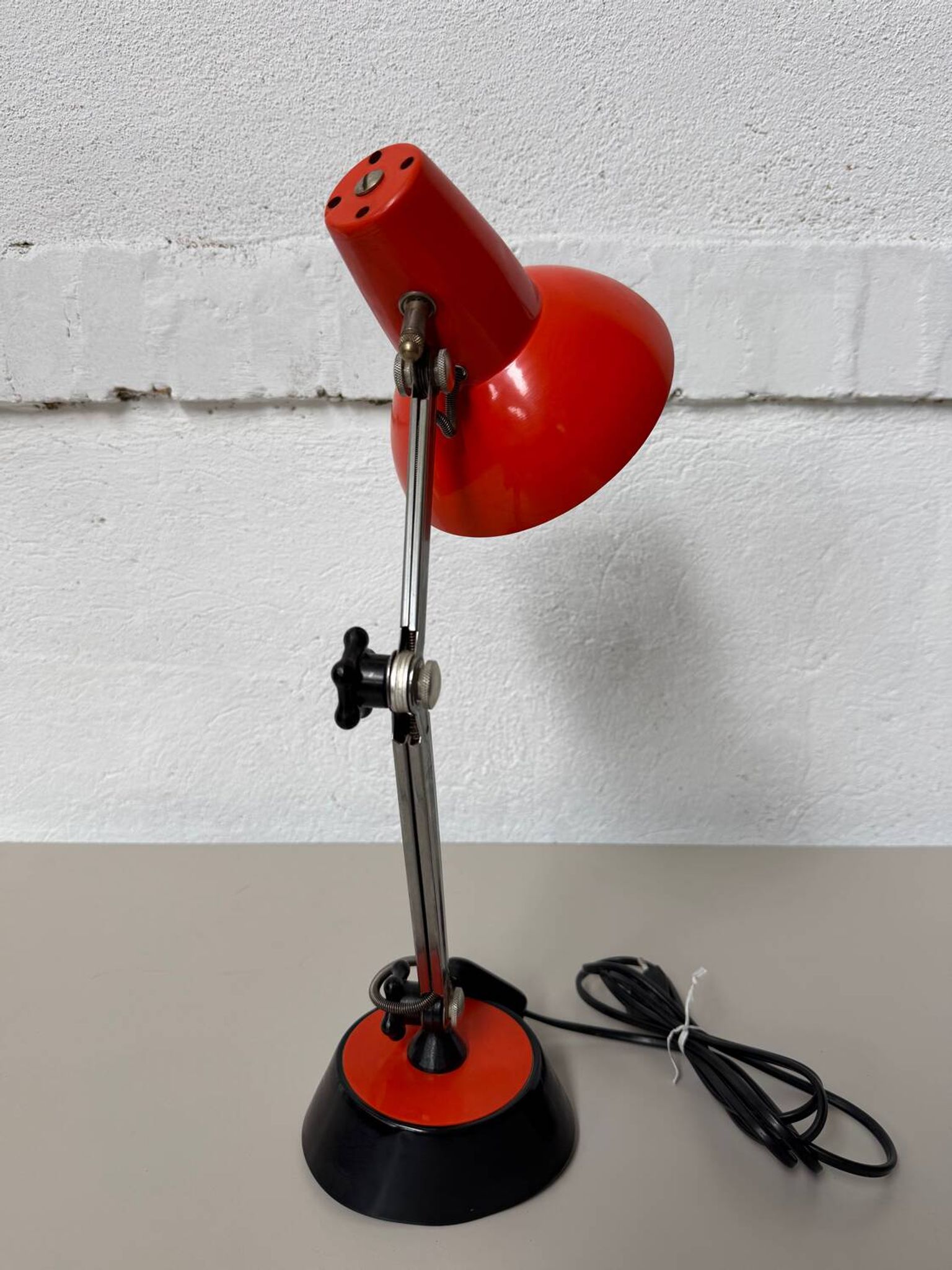 Lampe de bureau design 70 métal noire et orange