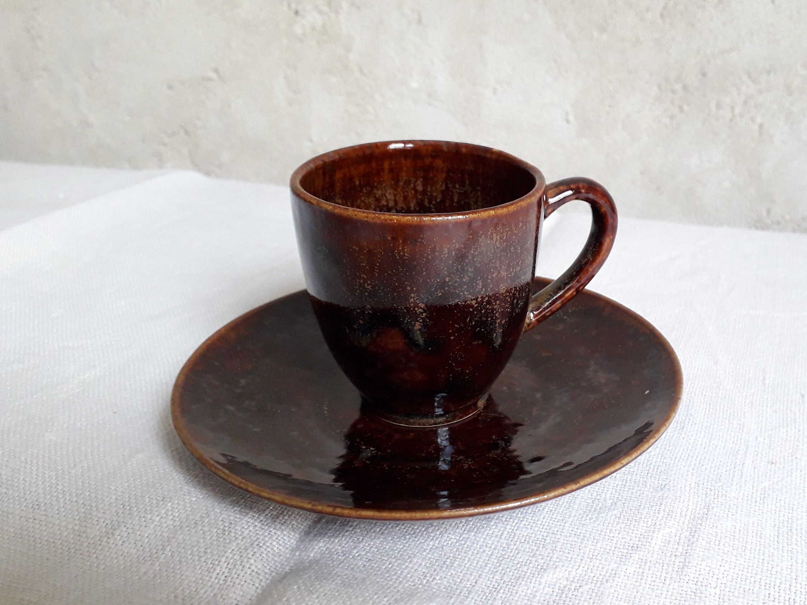 Beauvaisis Warluis 4 cup and sandstone sub-cup set