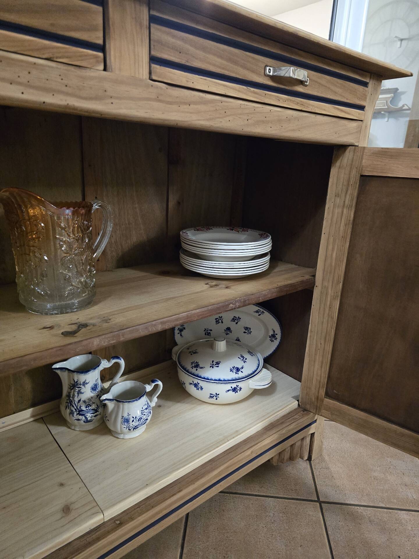 Buffet in Art Deco style, restored solid raw wood.