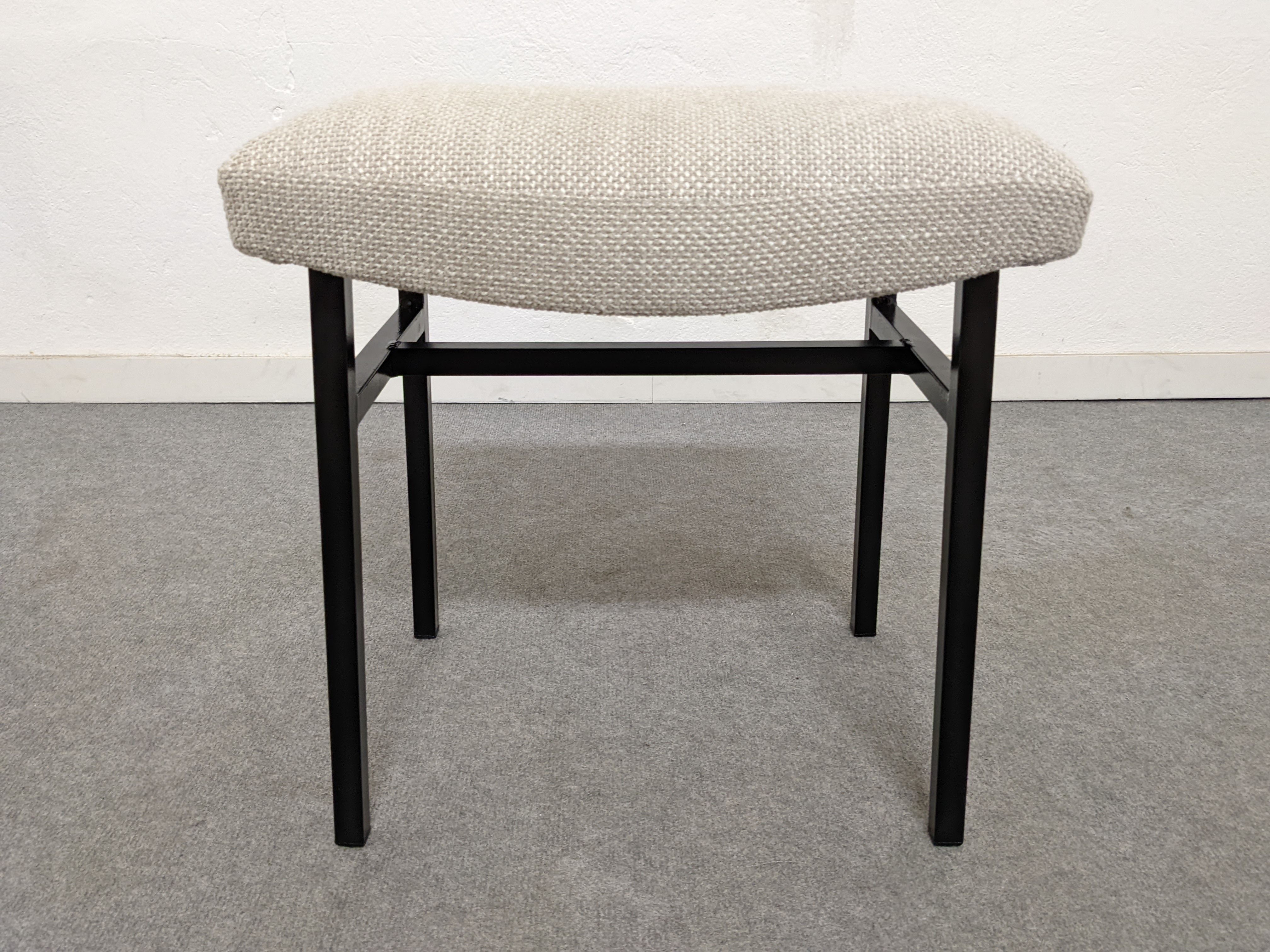 Series of 3 modernist drivers of the 50s /60s and their ottomans