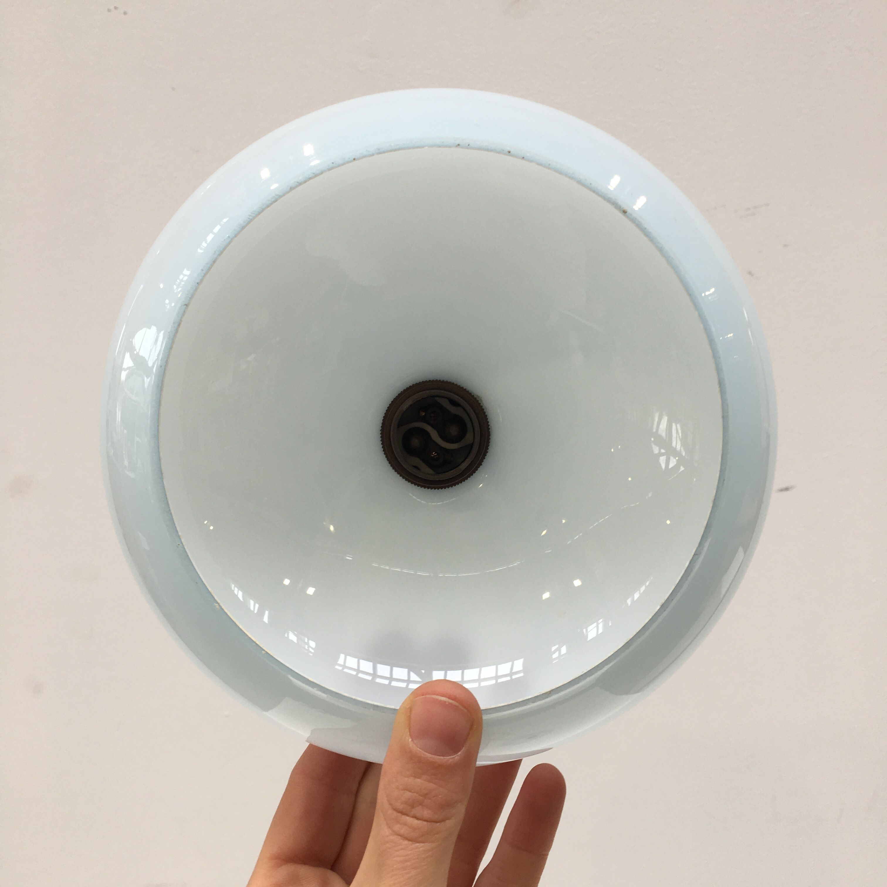 Paire de suspensions vintage en opaline bleu pale