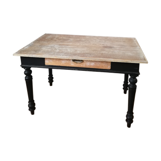 Skated wooden table