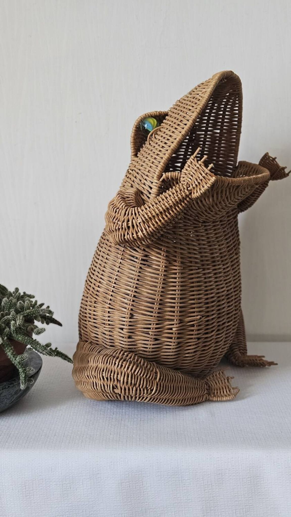 Vintage rattan frog magazine rack