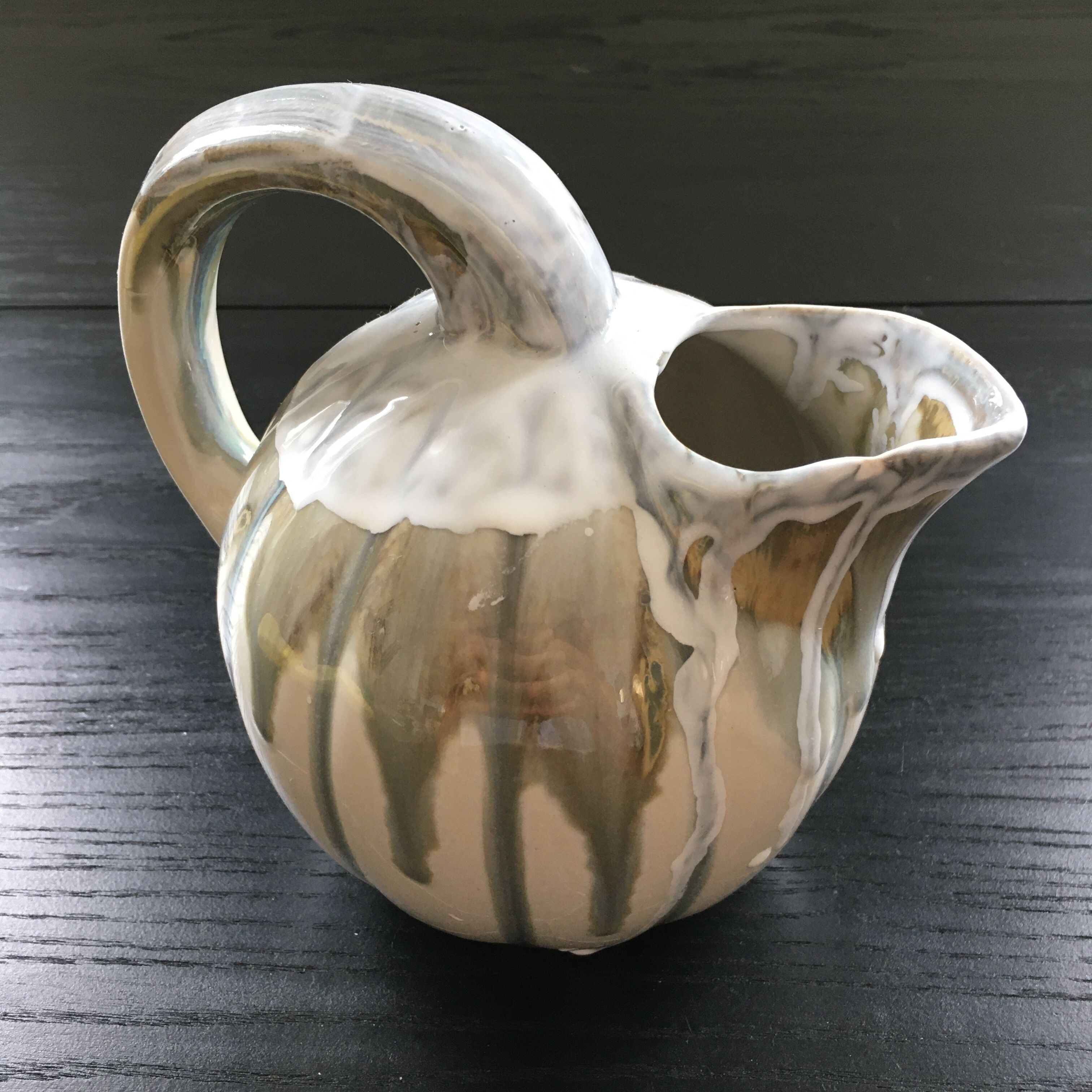 Pitcher melon beige drips