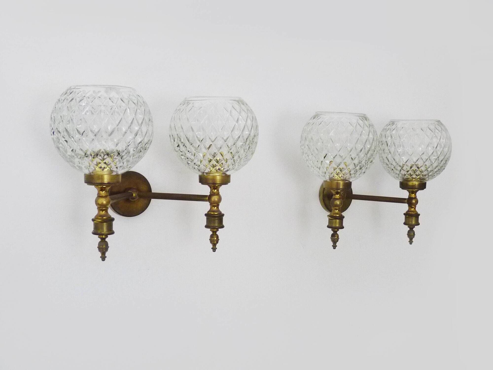 Paire d'appliques murales vintage en laiton et globe en verre années 50