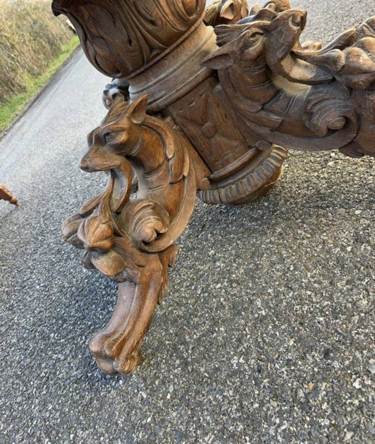 Oval hunting table in solid wood with dragon decoration.