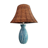 Lampe en céramique bleue et rotin