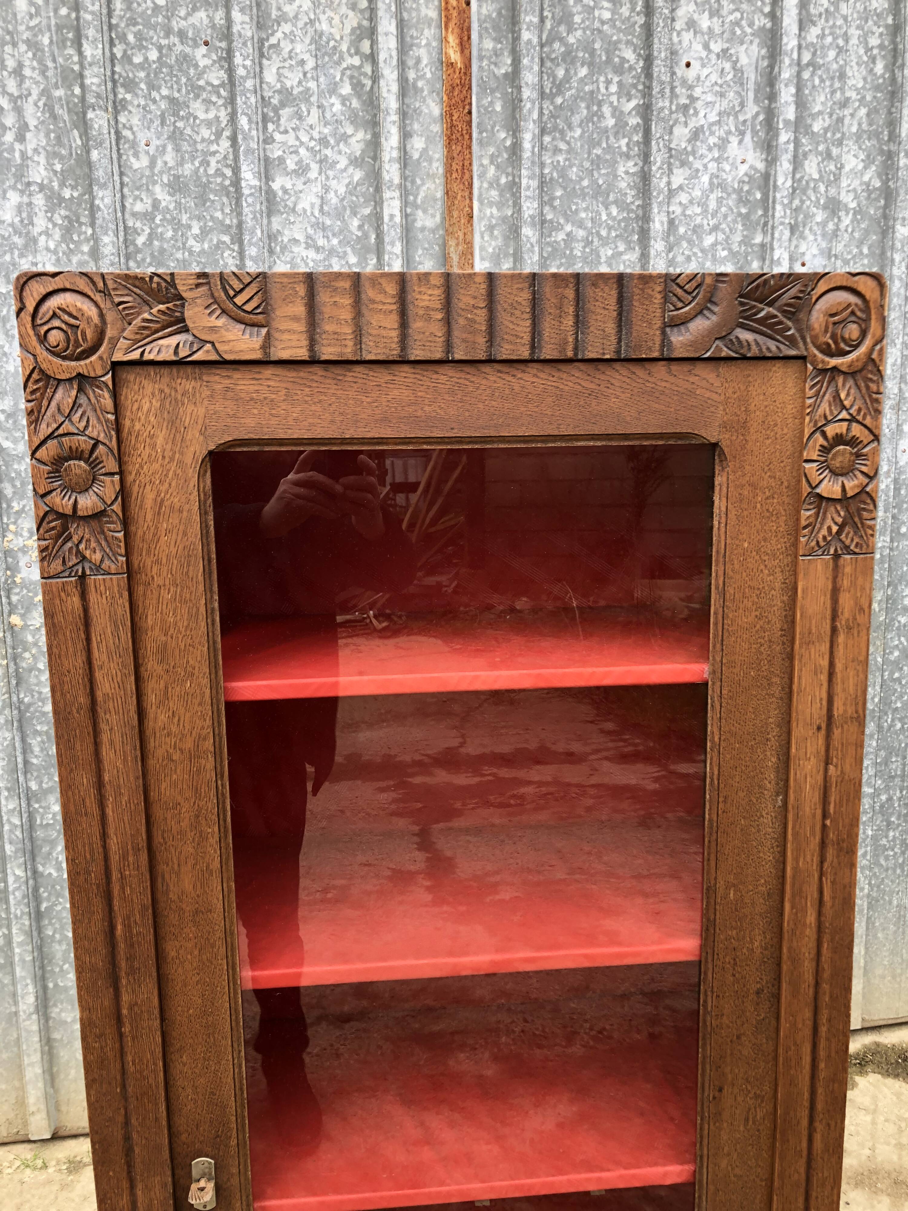 Art deco oak display cabinet with 1 glass door.