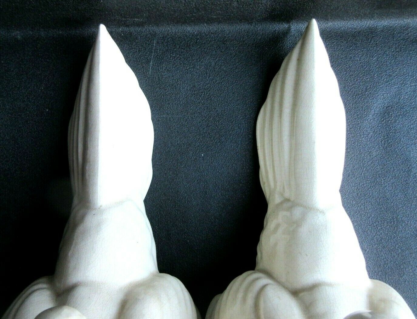 Cracked white ceramic Art Deco book-snables: Birds, Doves