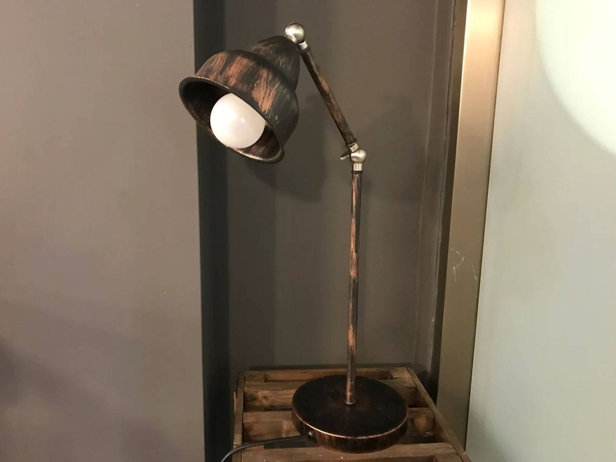 Lampe de bureau réglable en métal avec bras d'équilibre