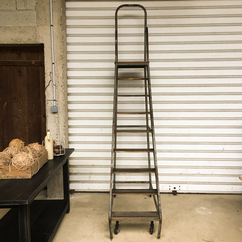 Mobile stool of workshop