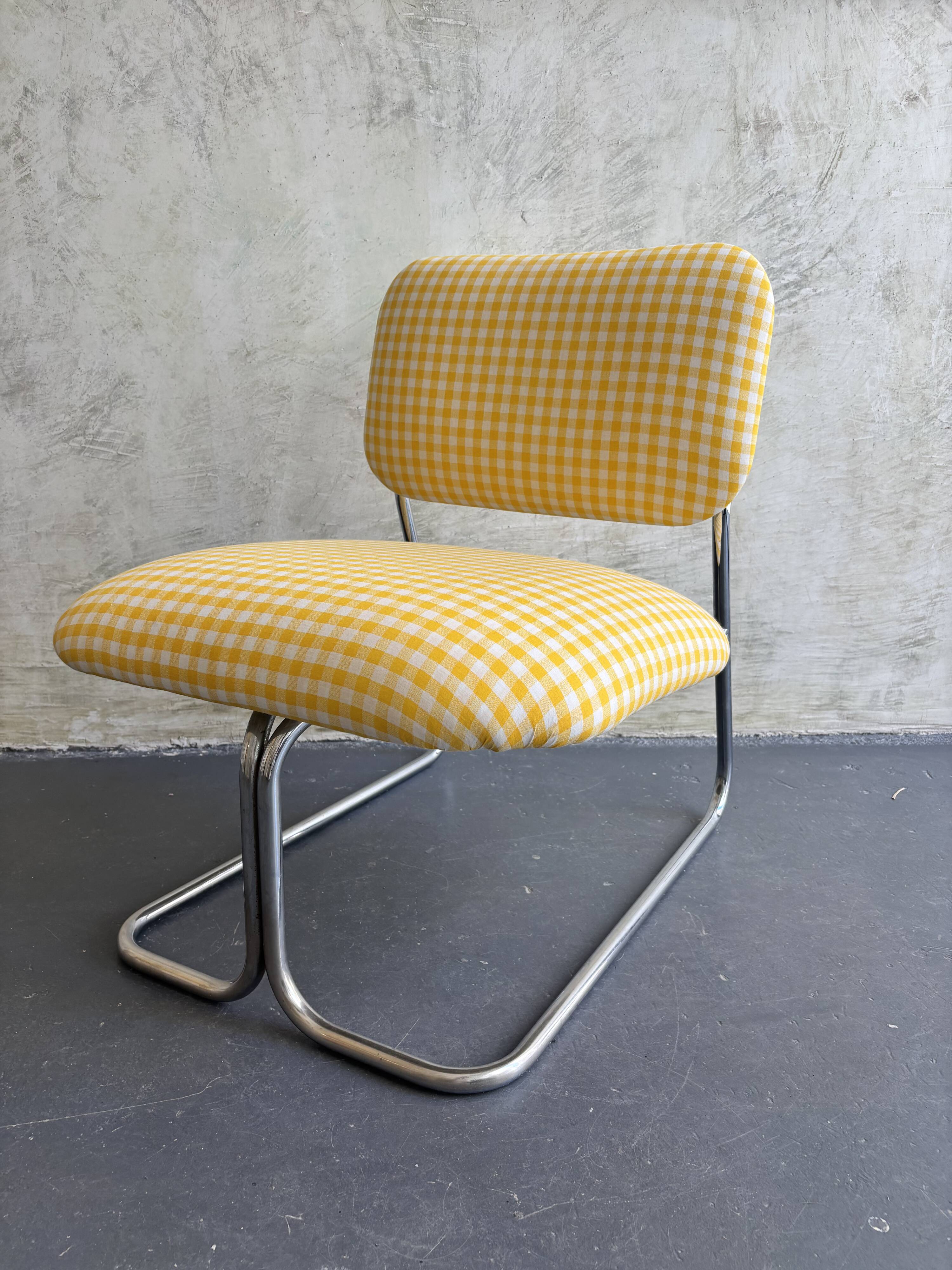 Fauteuil à carreaux vichy.