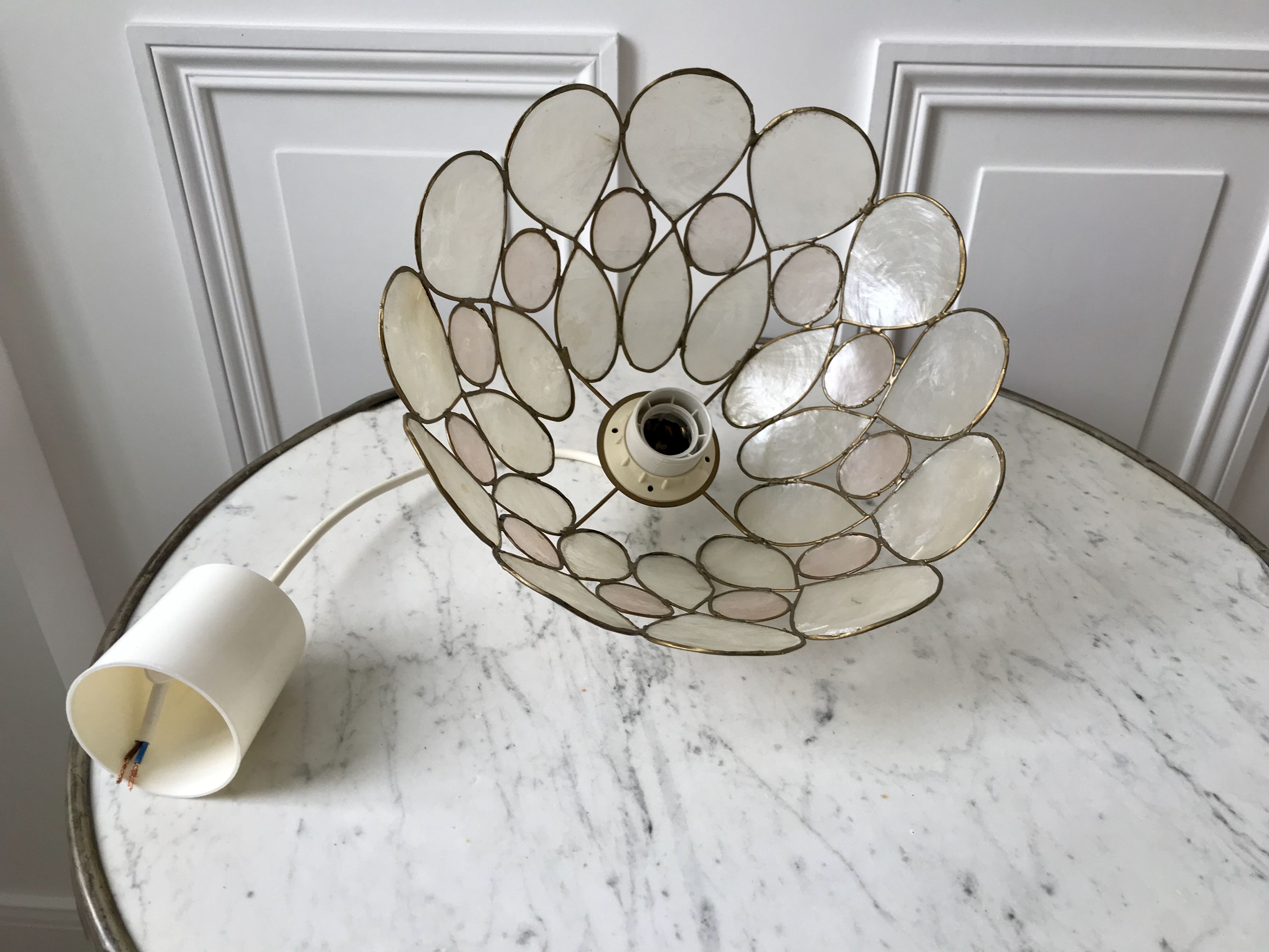 Suspension fleur en nacre et laiton années 50