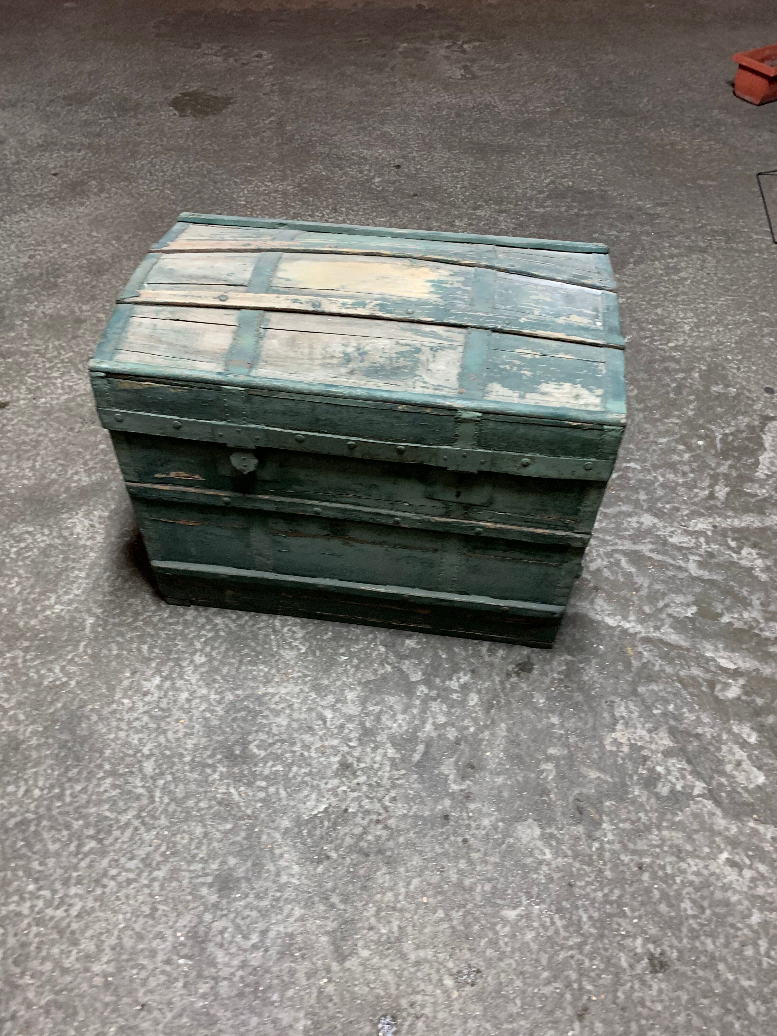 Malle bombée ancienne en bois
