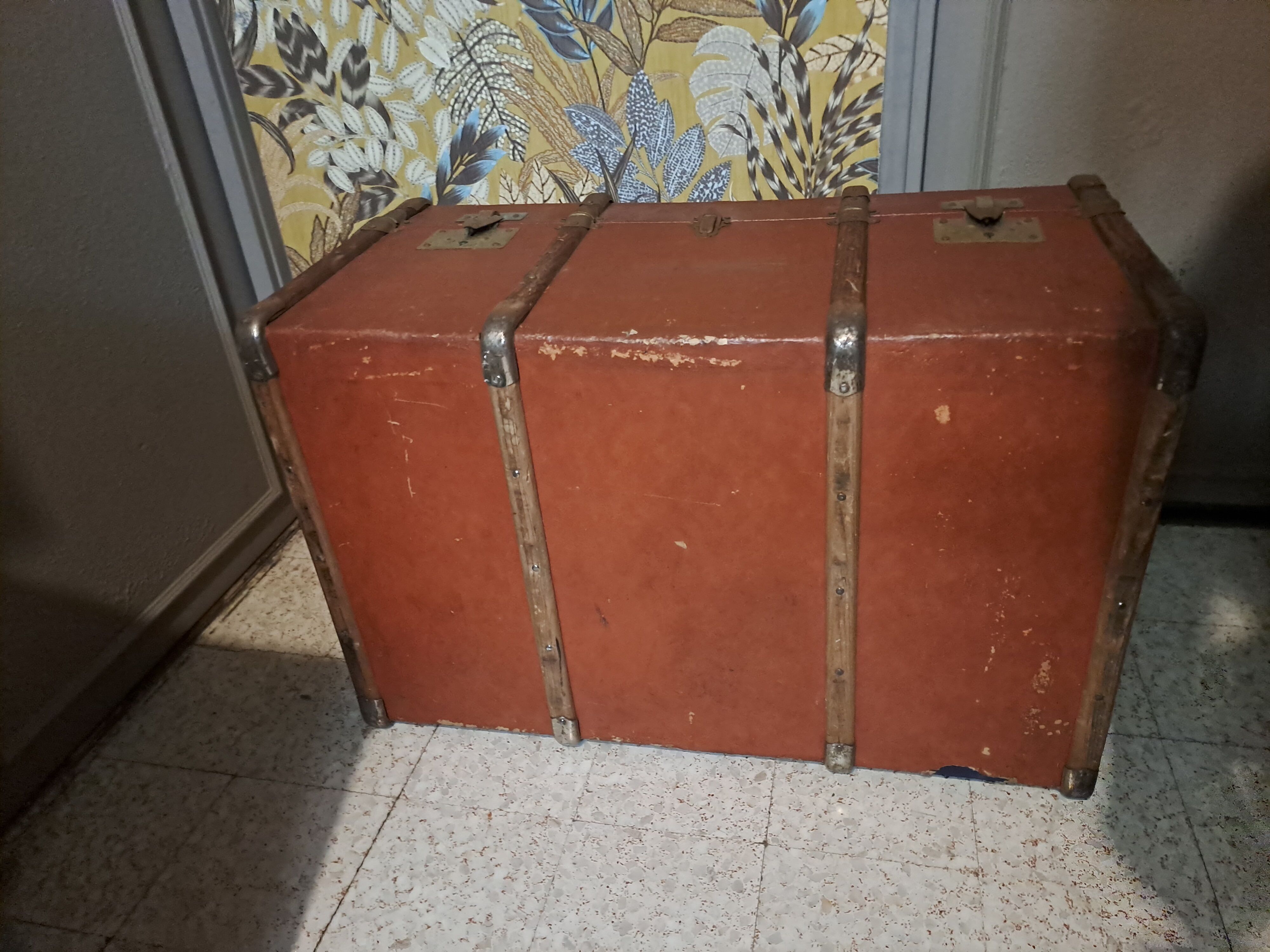 Vintage vintage old travel trunk dating from the 1920s/1940s
