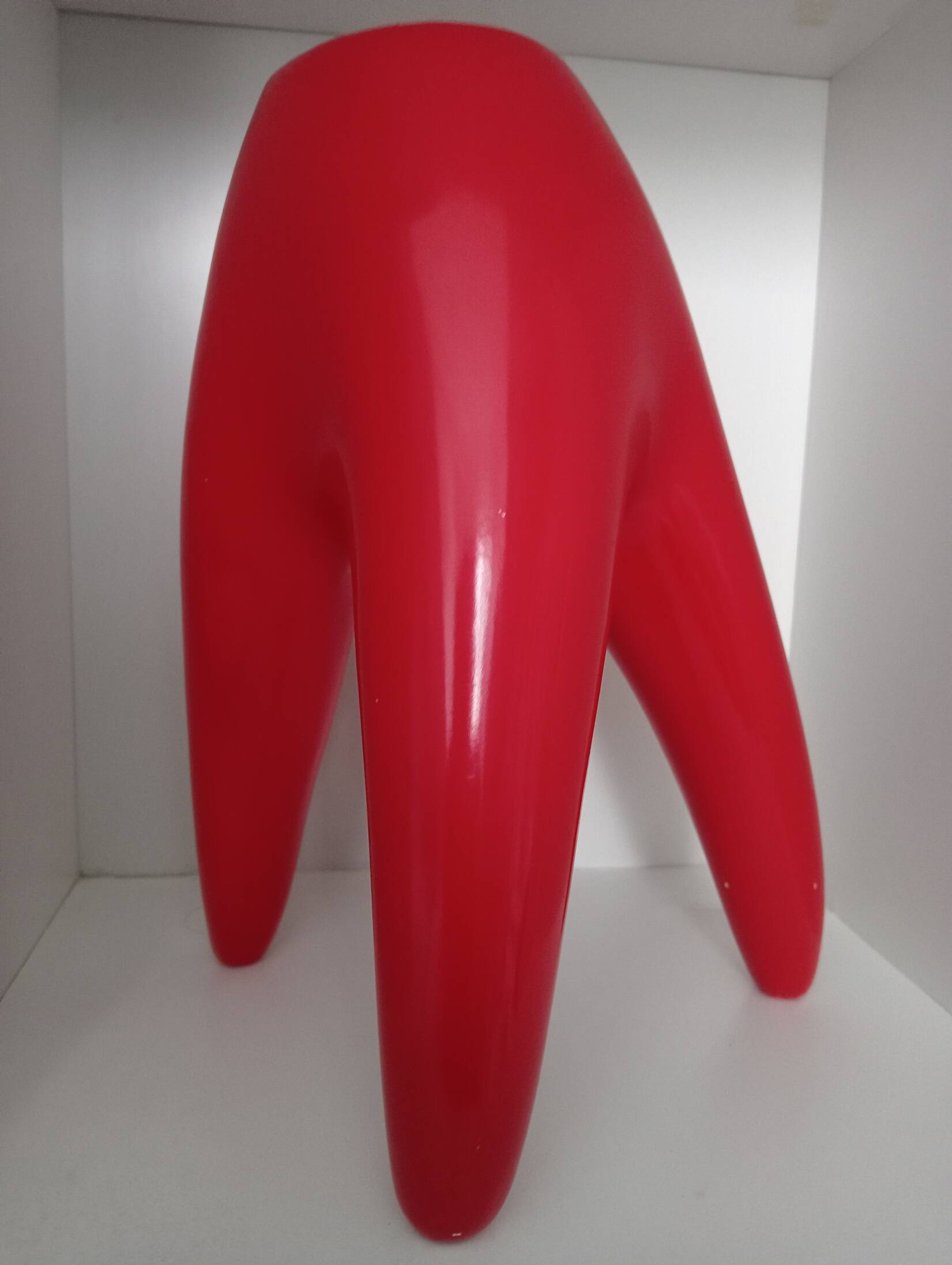 Tooth-shaped vase