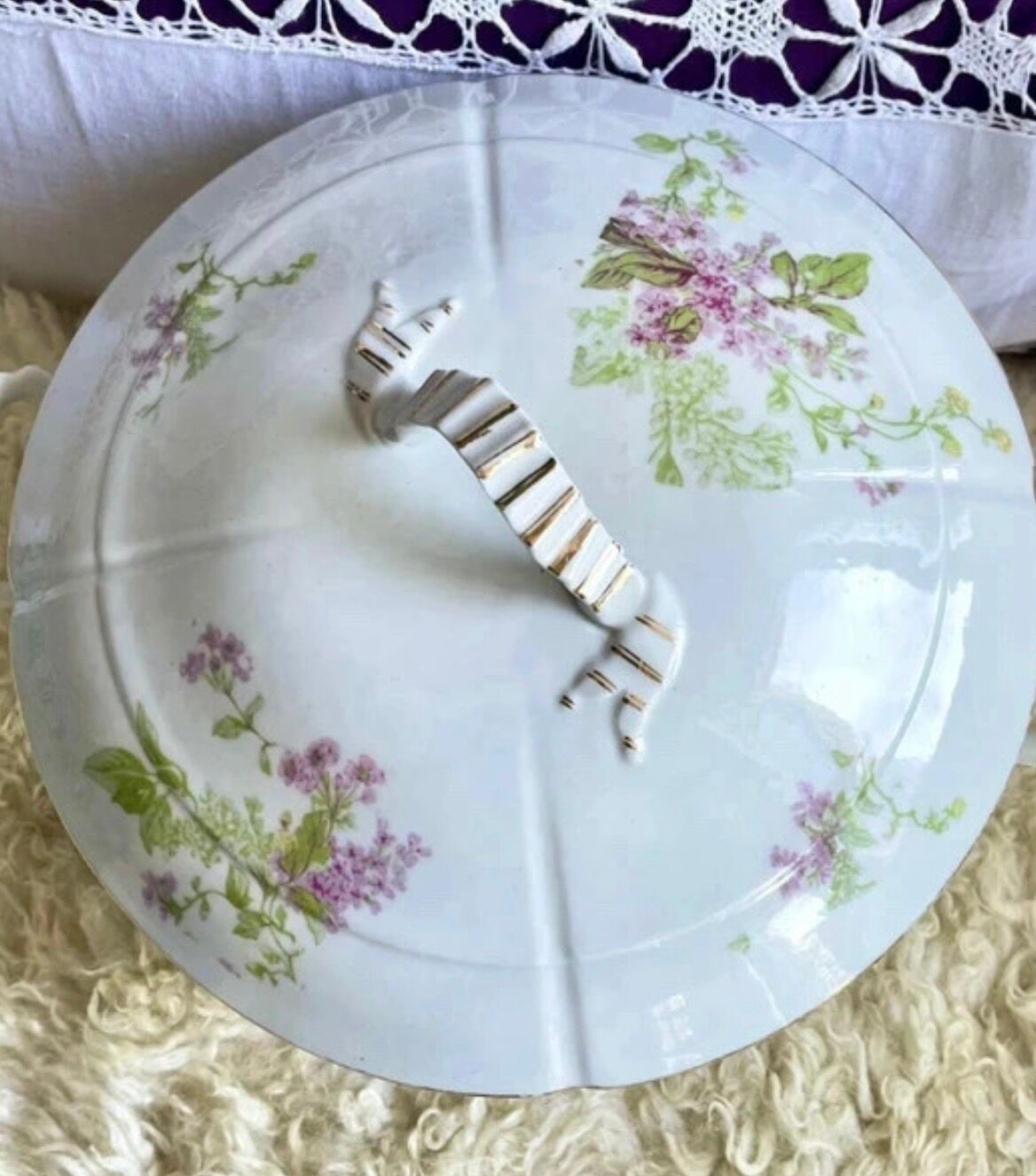 Soup tureen