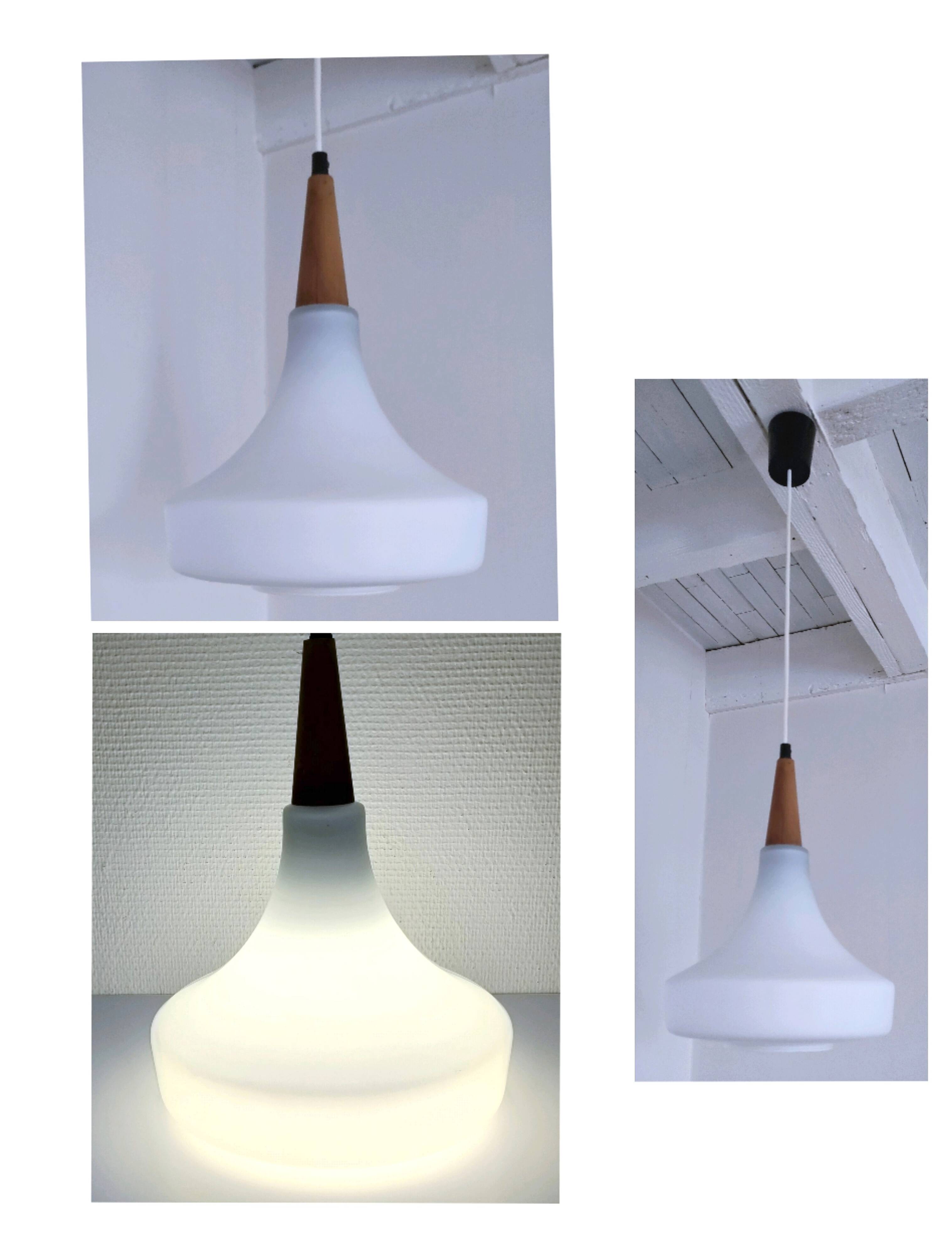 Suspension verre opalin et bois design années 70