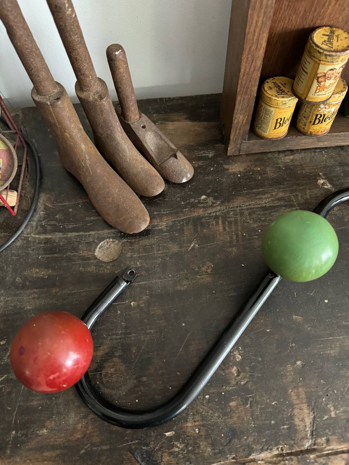 Wall coat rack with 4 wooden balls