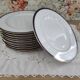 Lot 2 de 12 assiettes en porcelaine de Limoges liseré bleu nuit et doré
