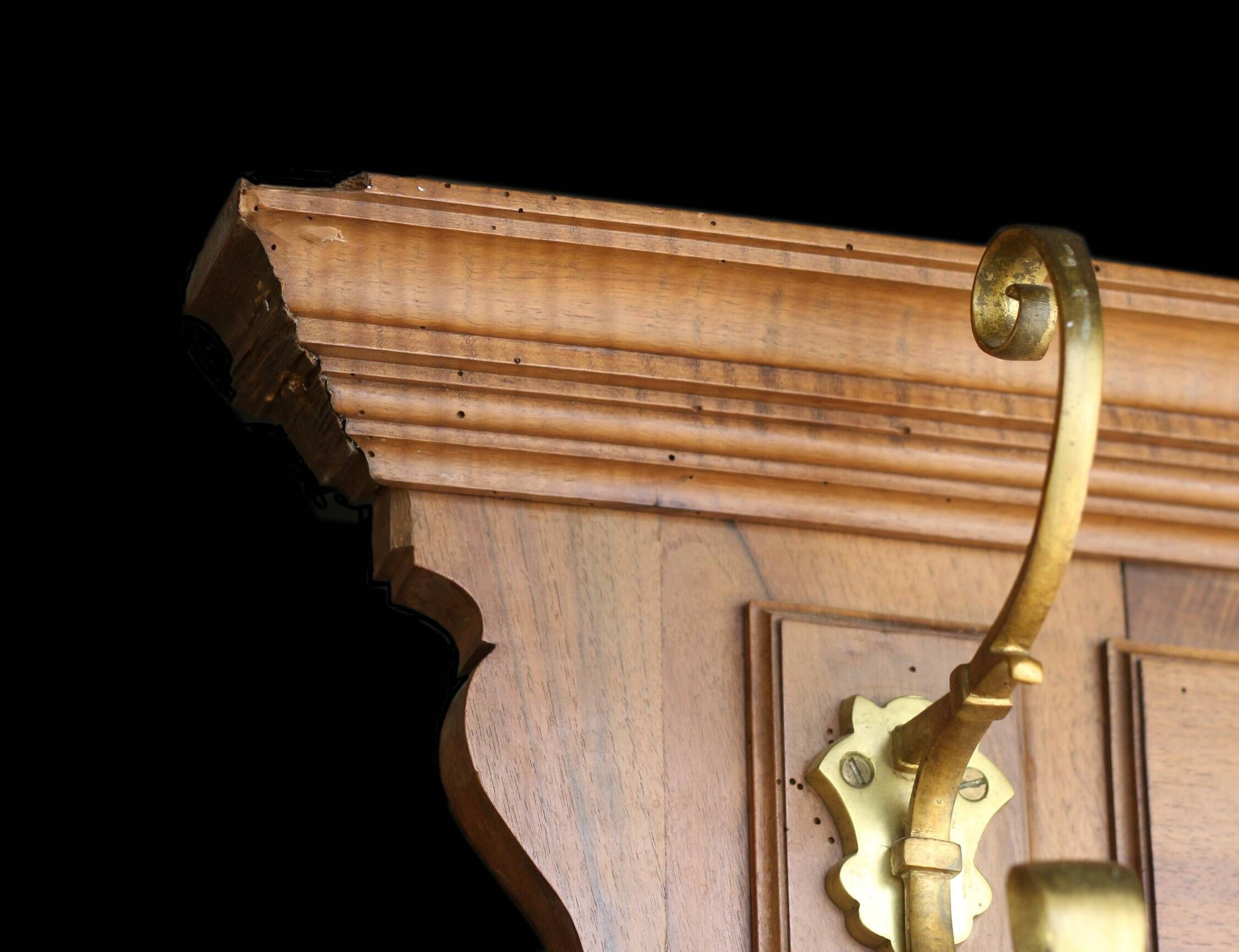 Very beautiful entrance wardrobe in solid walnut (circa 1900).