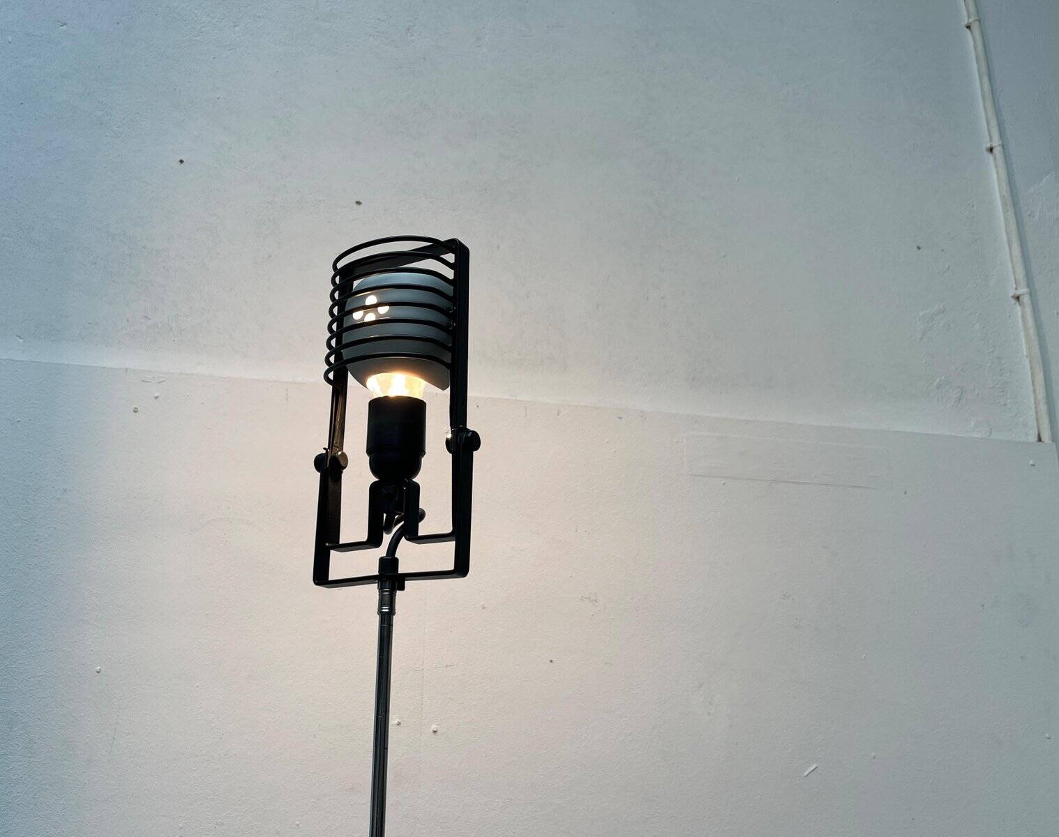 Vintage Italian Sintesi Terra folding floor lamp with tripod by Ernesto Gismondi for Artemide, 1970s.