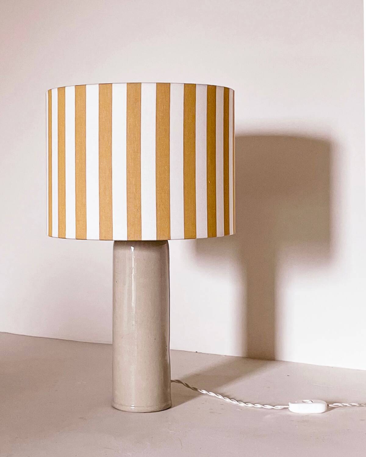 Lampe grès et abat-jour rayures jaunes