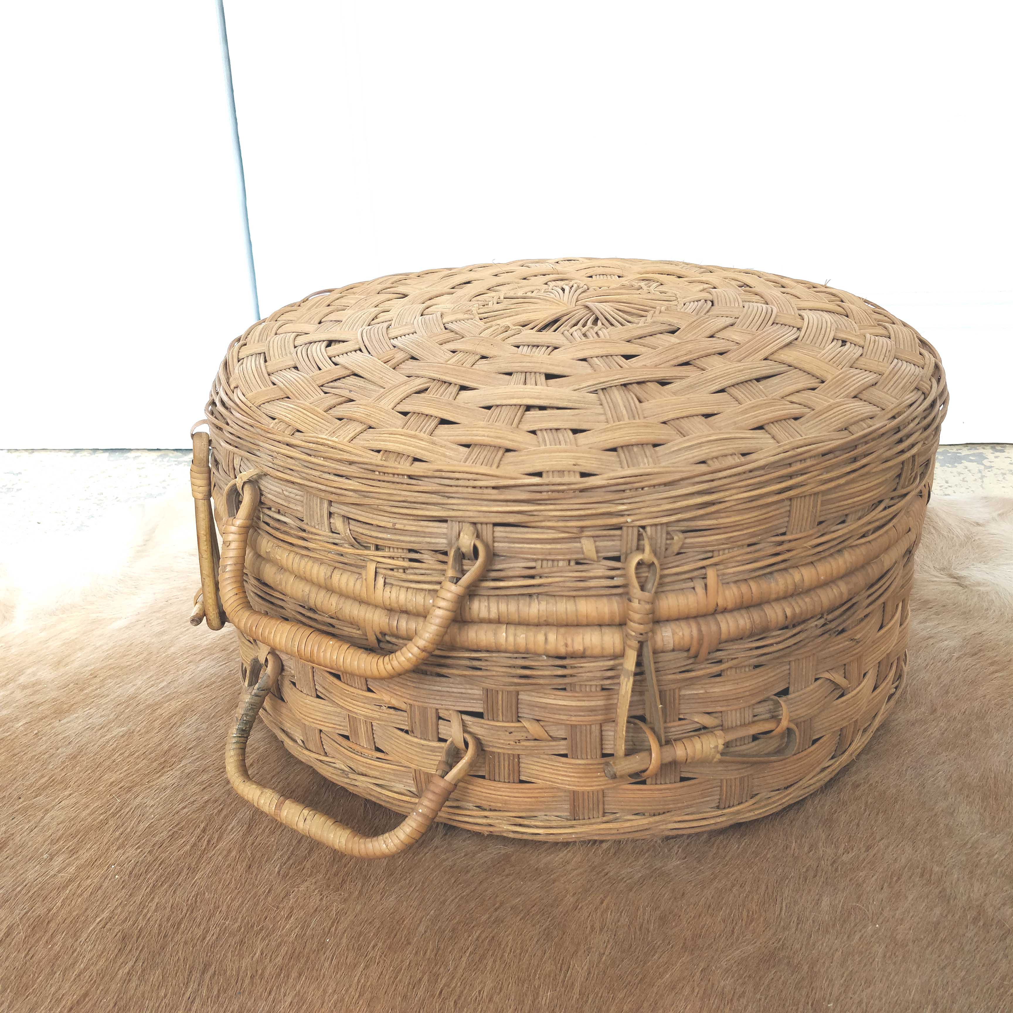 Round case in rattan 60s