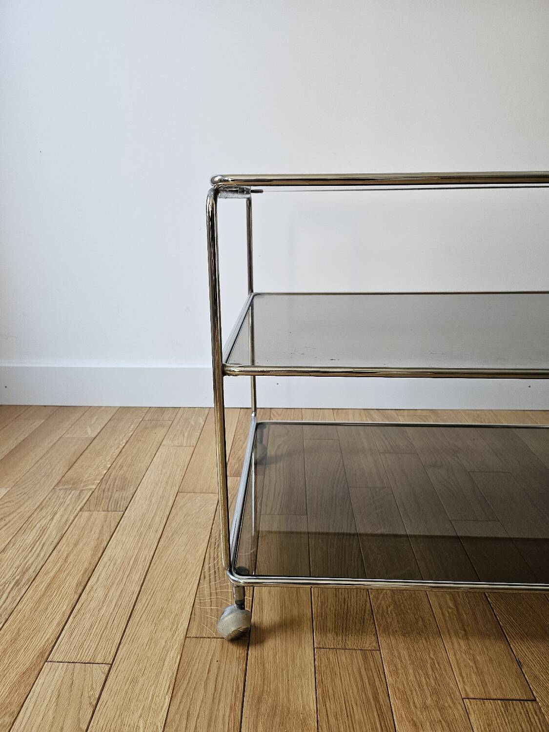 Small rolling trolley in chromed metal