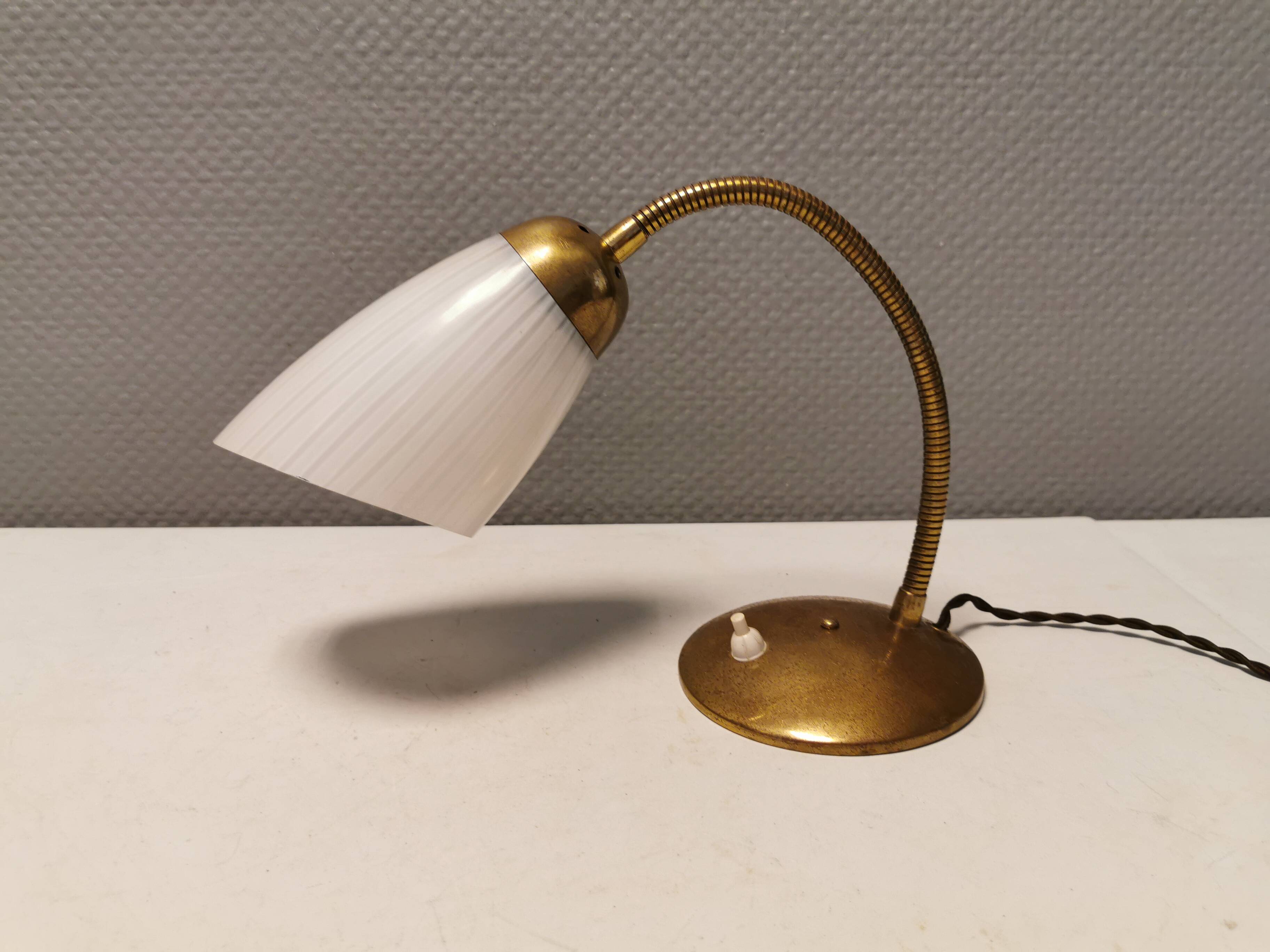 Lampe de table, estimée des années 1950-60. fabriquée en métal, laiton et verre.