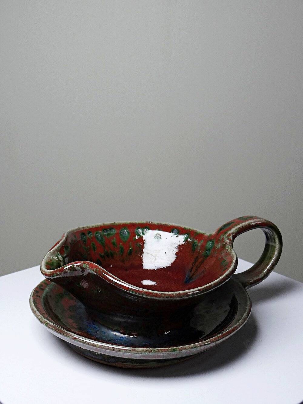 Glazed stoneware sauce boat Fontgombault, red and green, vintage 1960-1970.