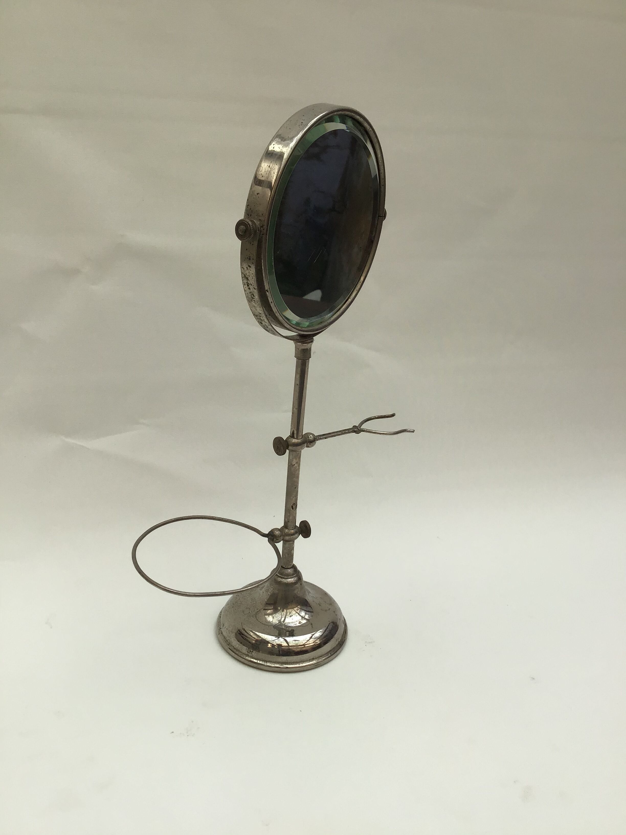 Barber's mirror on foot