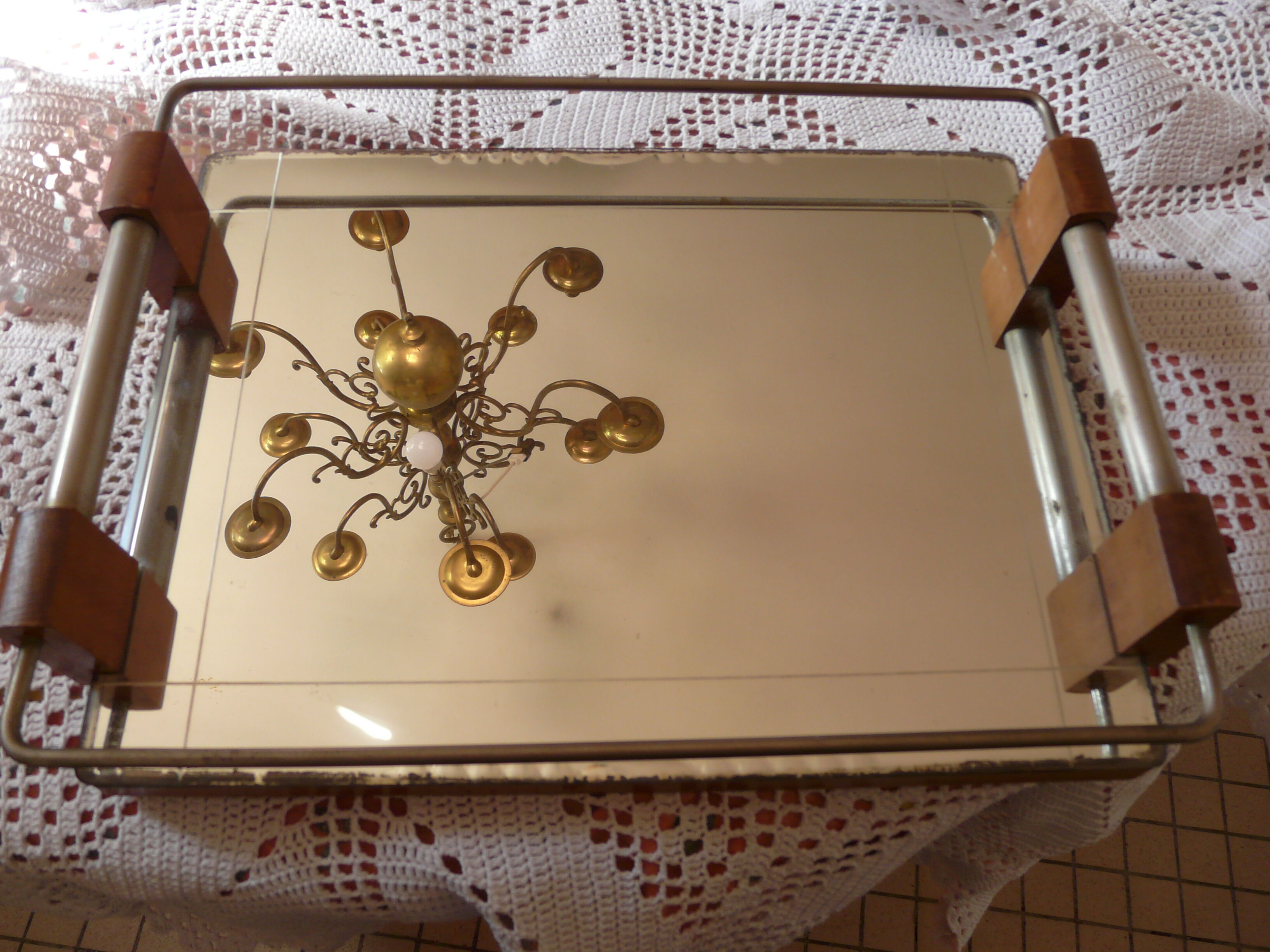 Plateau de service en bois et miroir