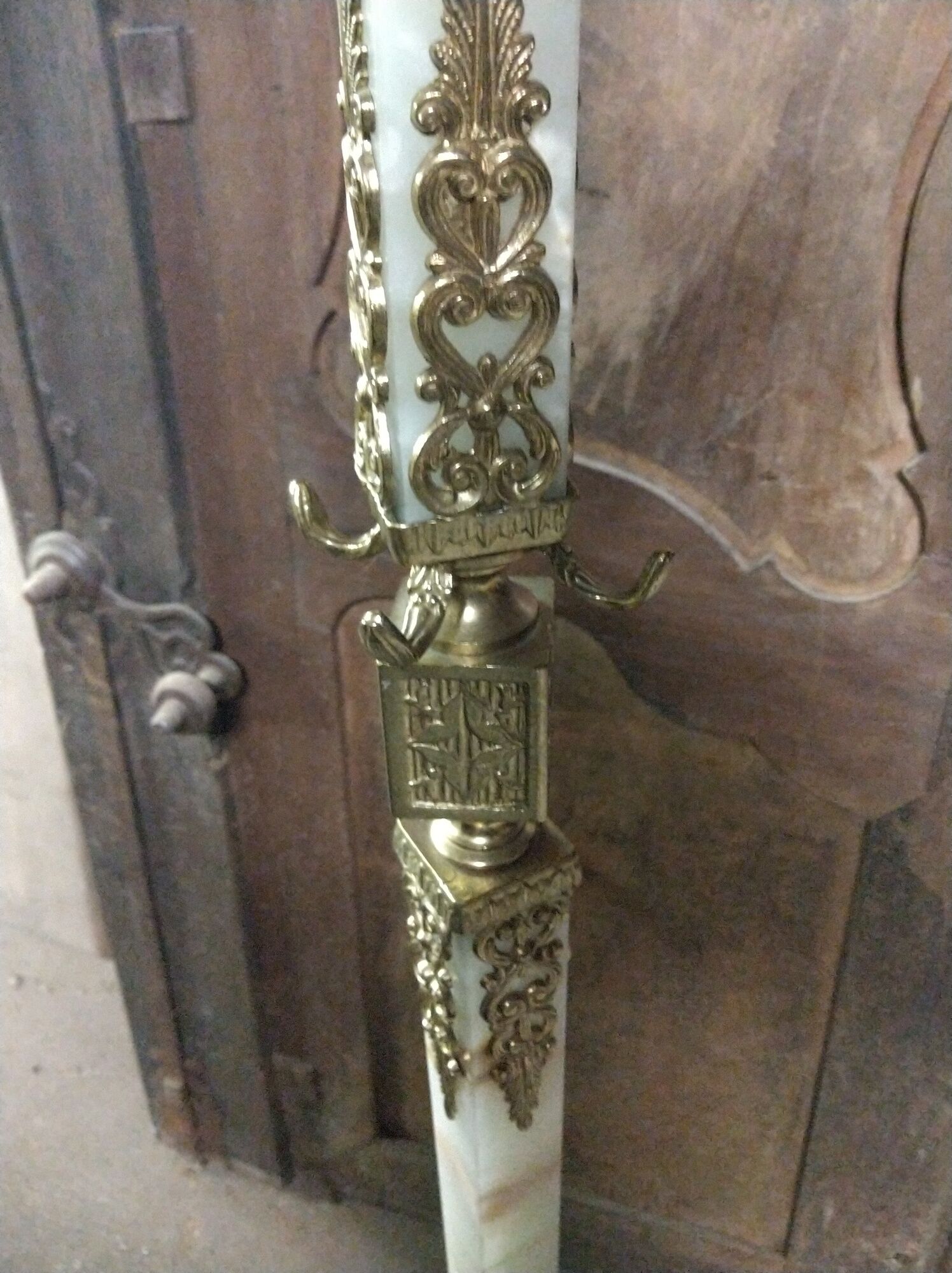 Coat holder on onyx and gold metal foot