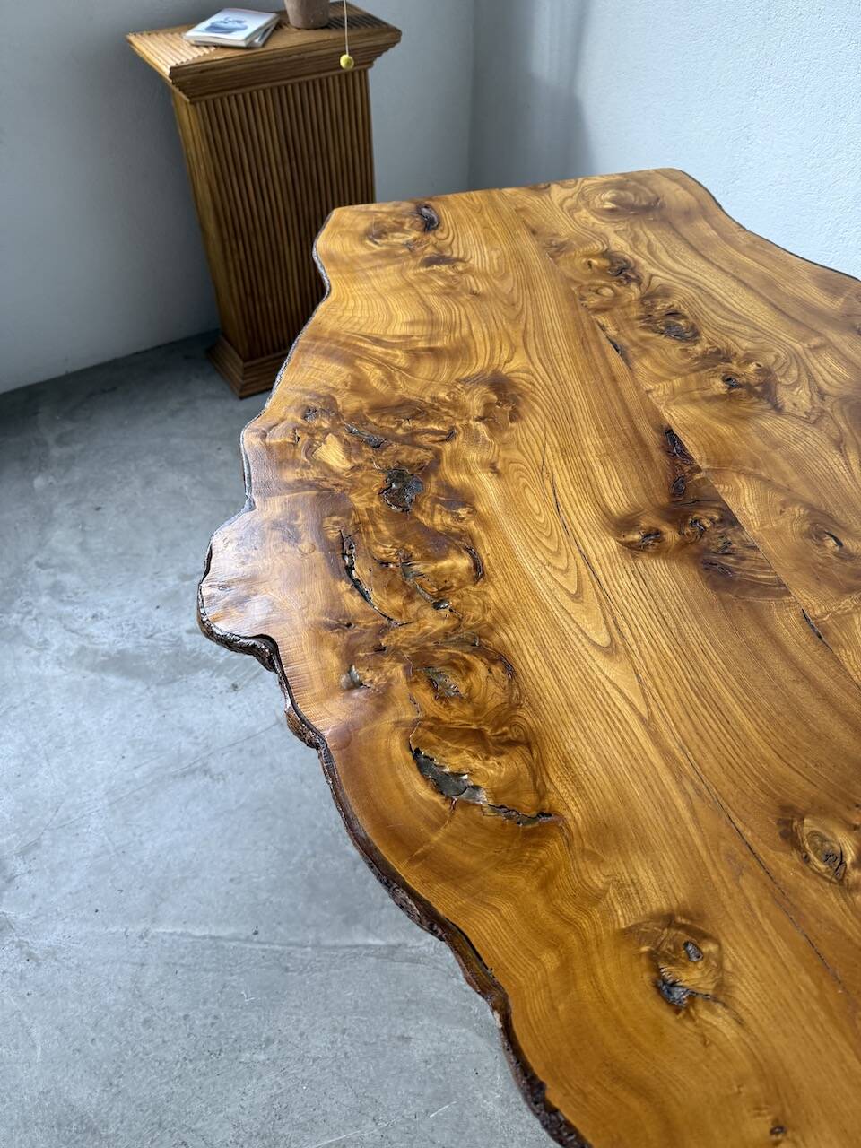 Table artisanale en orme massif, art populaire