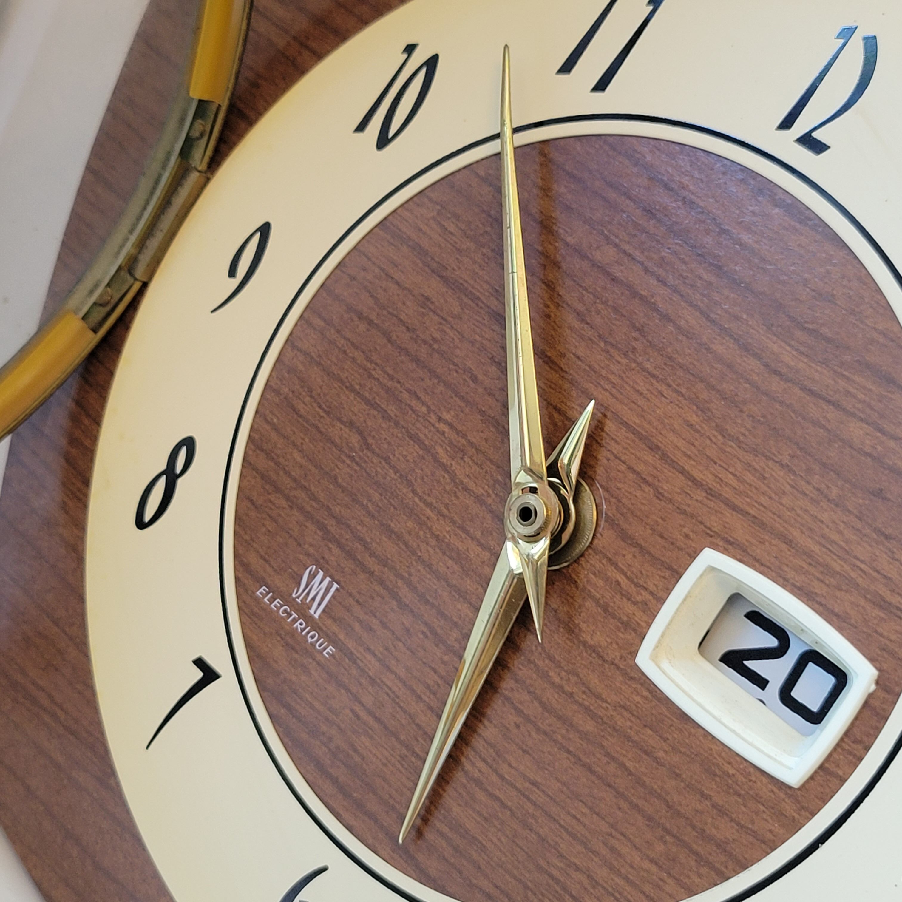 Vintage wall clock in electric smi formica with date