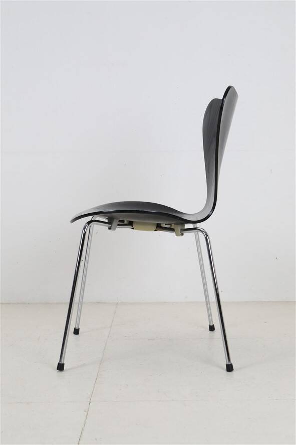 Black "3107" / "Series 7" chair by Arne Jacobsen for Fritz Hansen / Danish mid-century modern design