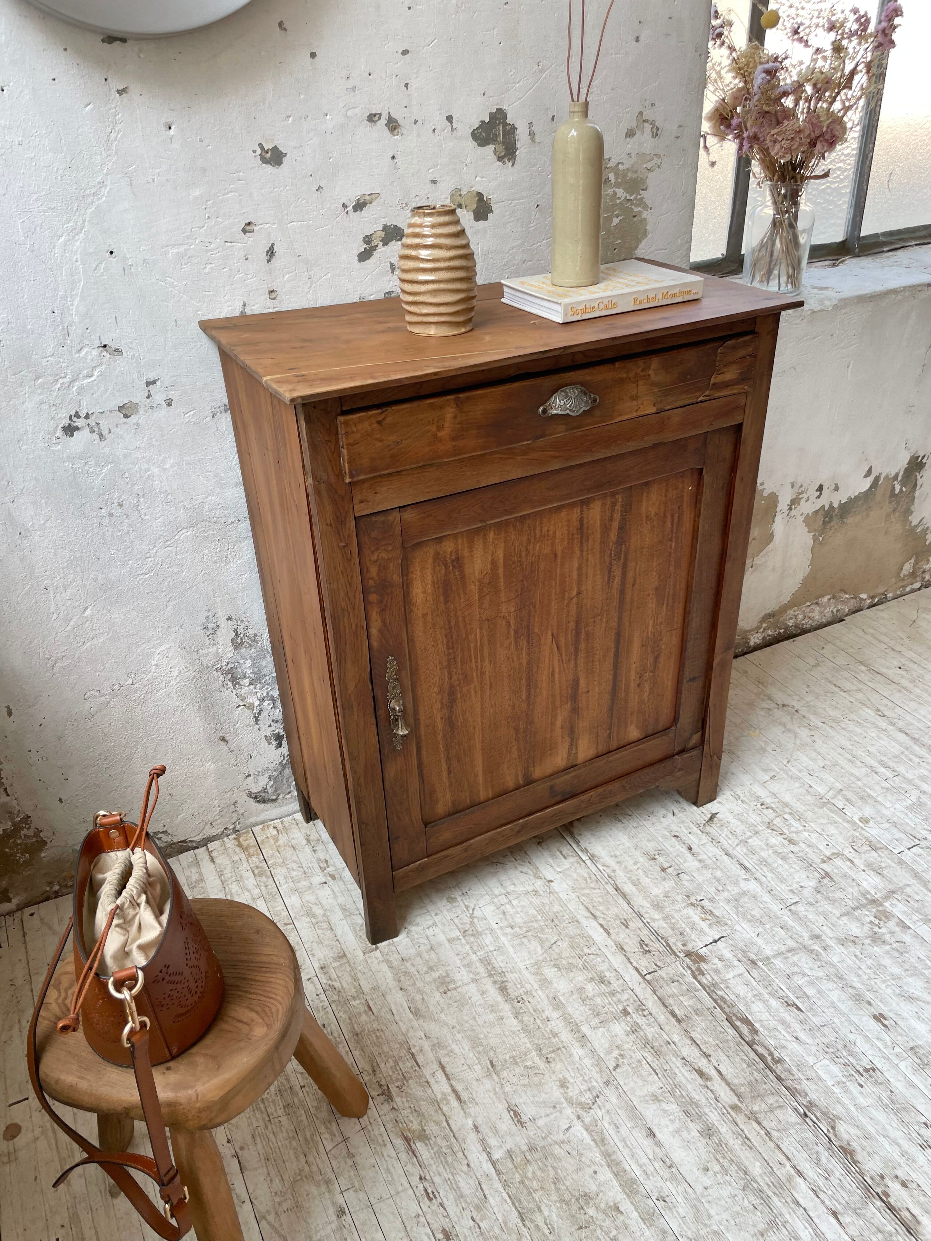 Buffet in oak and pine wood
