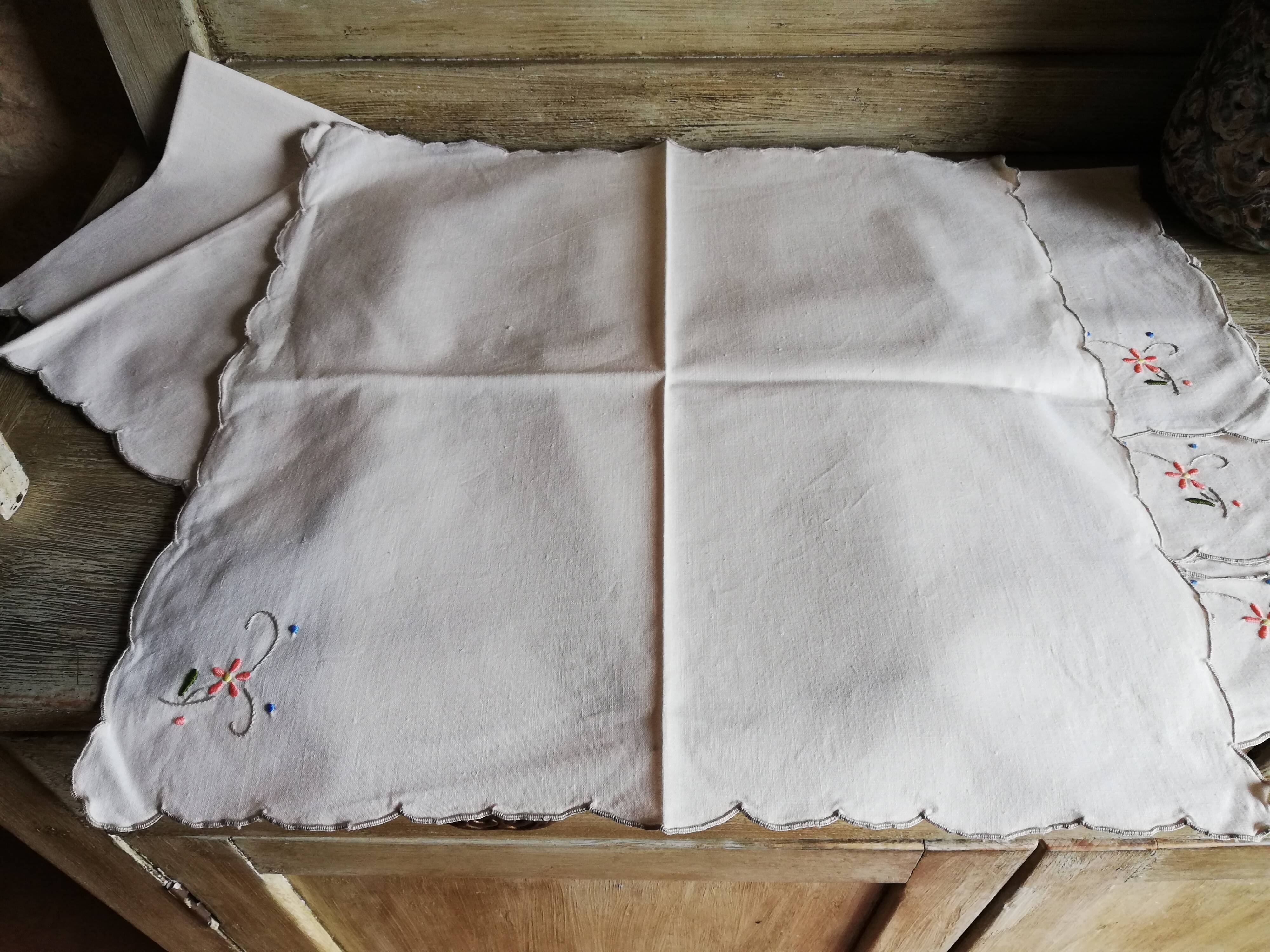 12 serviettes anciennes brodées