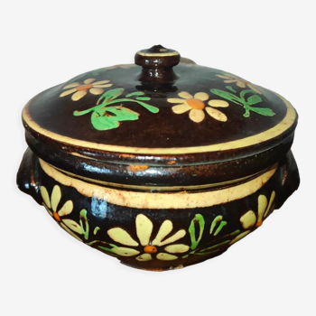 Old pot with Terrine lid in multicolored glazed glazed stoneware with floral decoration