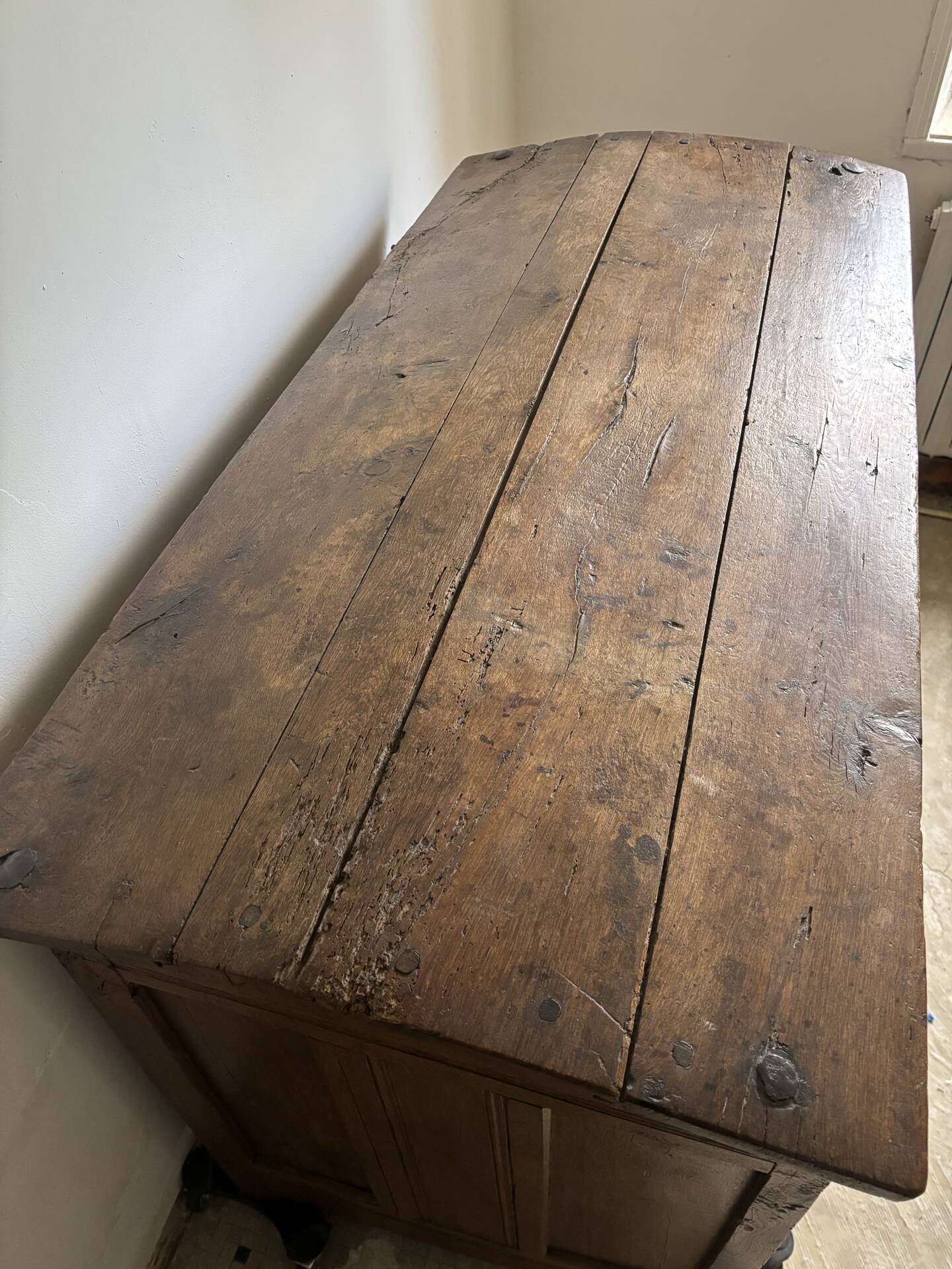 Antique oak chest from the 17th to 18th century.